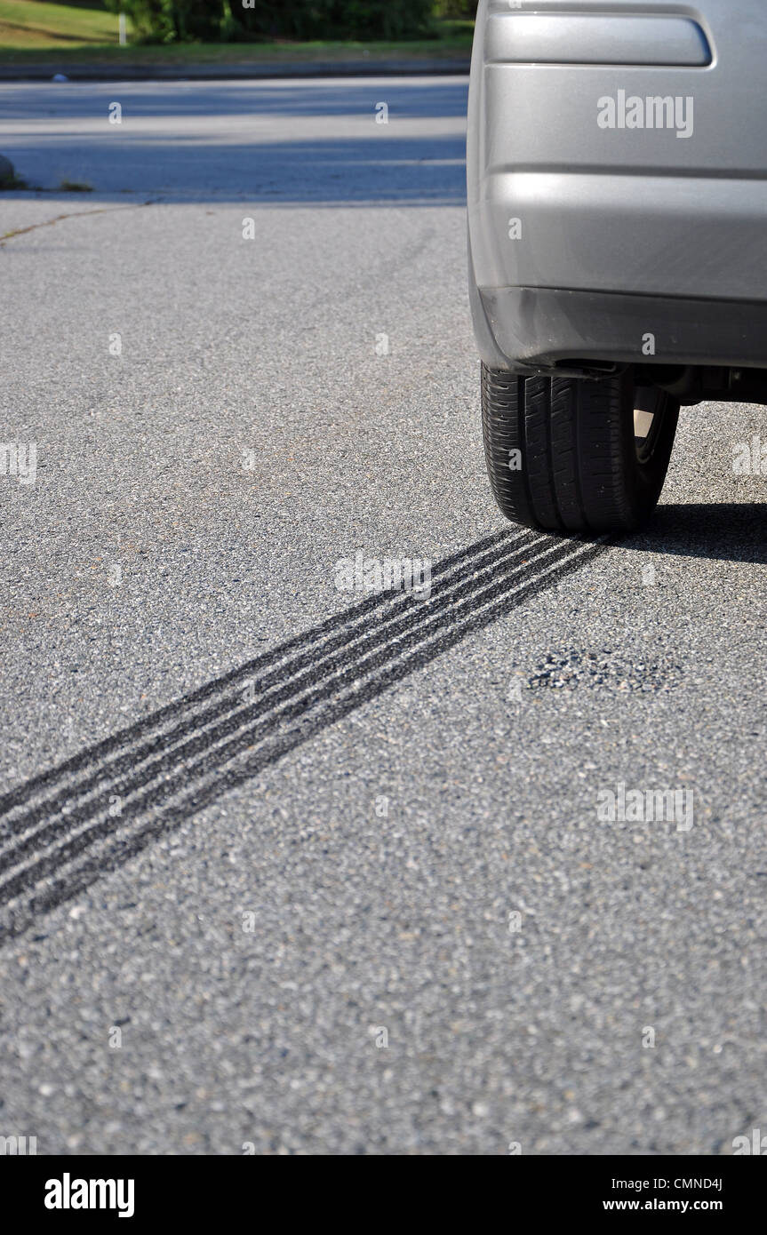 Les pistes de freinage d'urgence ABS Banque D'Images