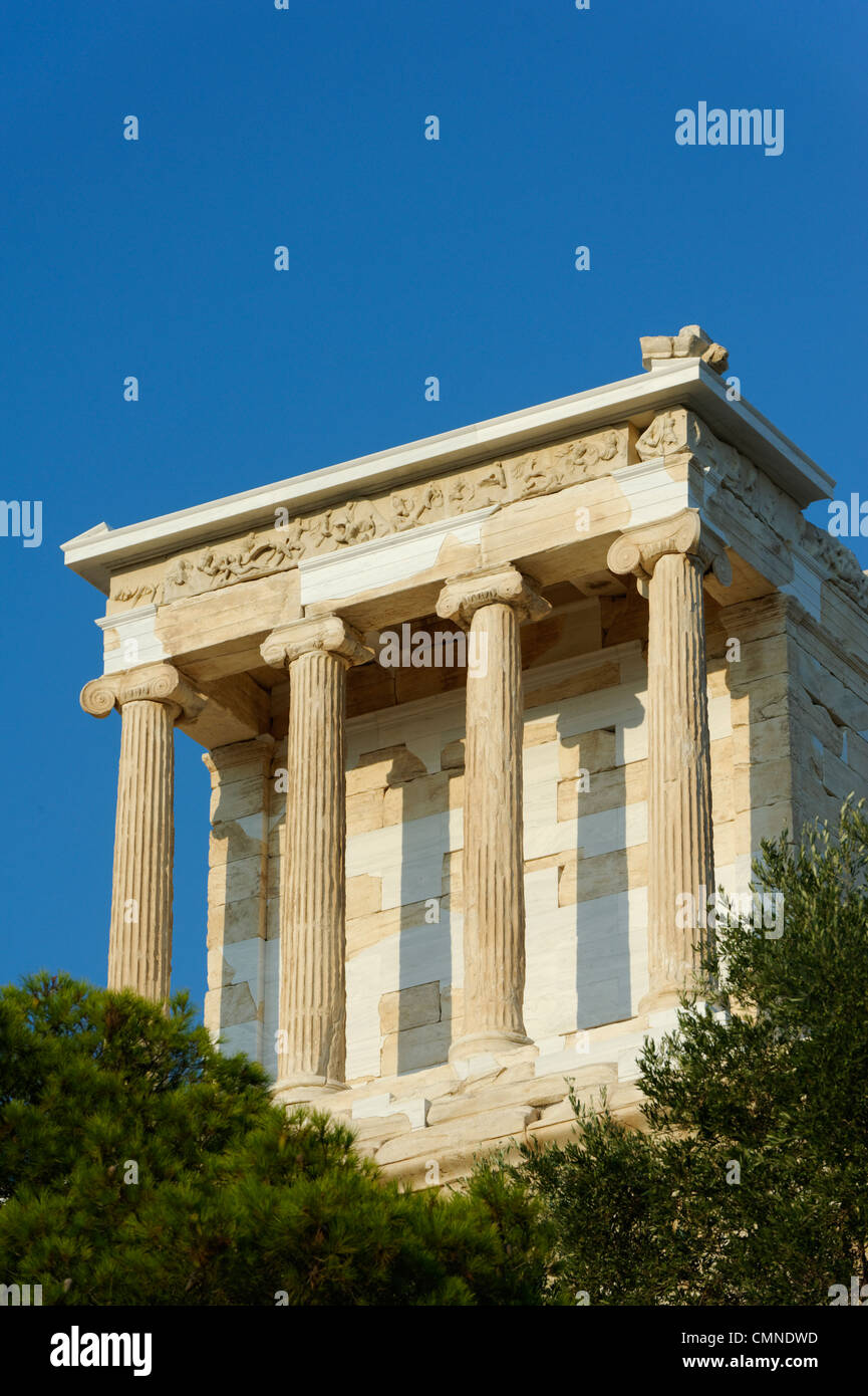 Vue de la restauré style Ionique Temple d'Athéna Nike (Victoire de Samothrace) sur l'Acropole. Banque D'Images