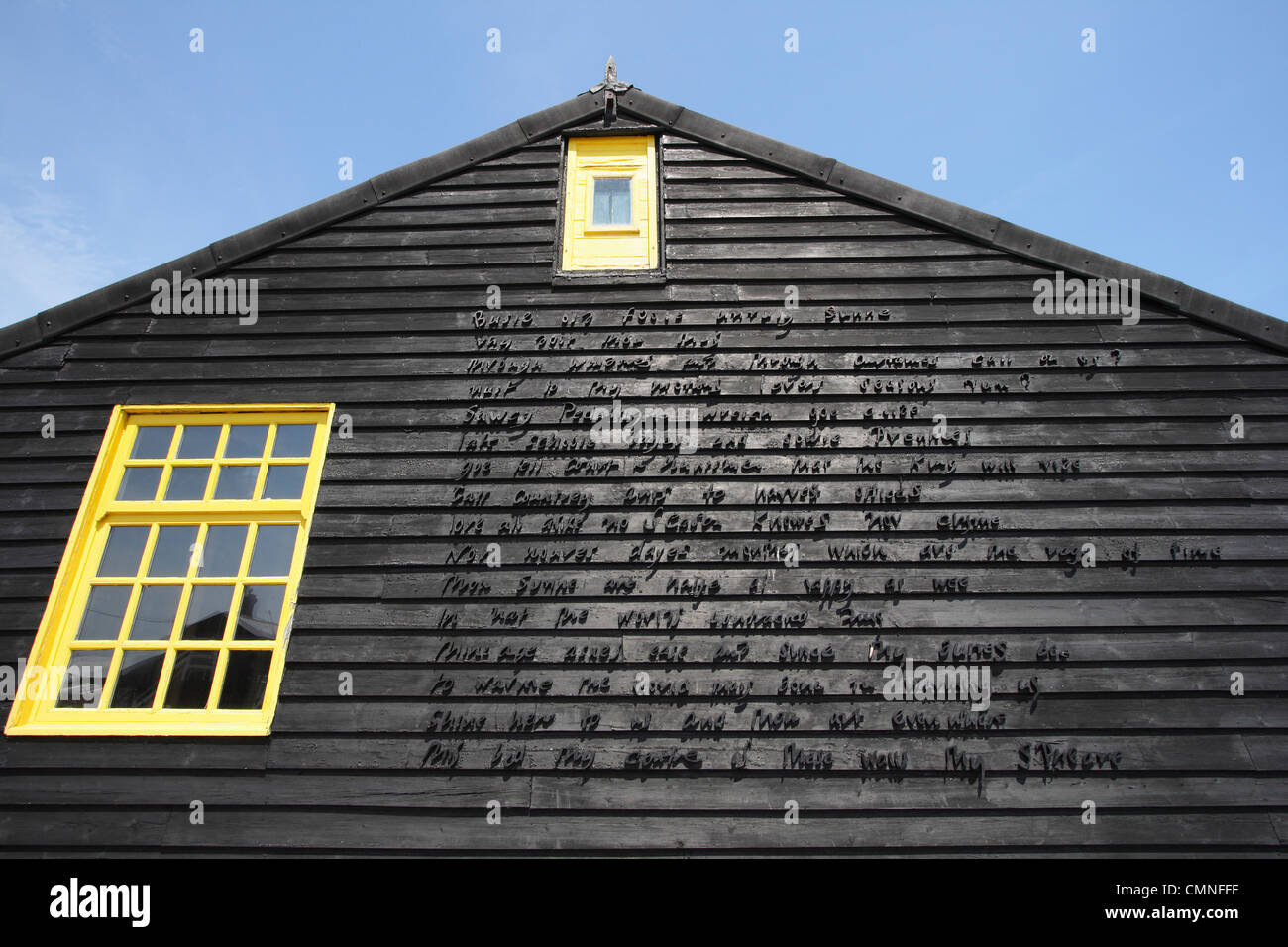 L'Angleterre, Kent, Romney Marsh, Dungeness, détail de construction de mur pignon avec des mots à partir de bois sculpté. Banque D'Images