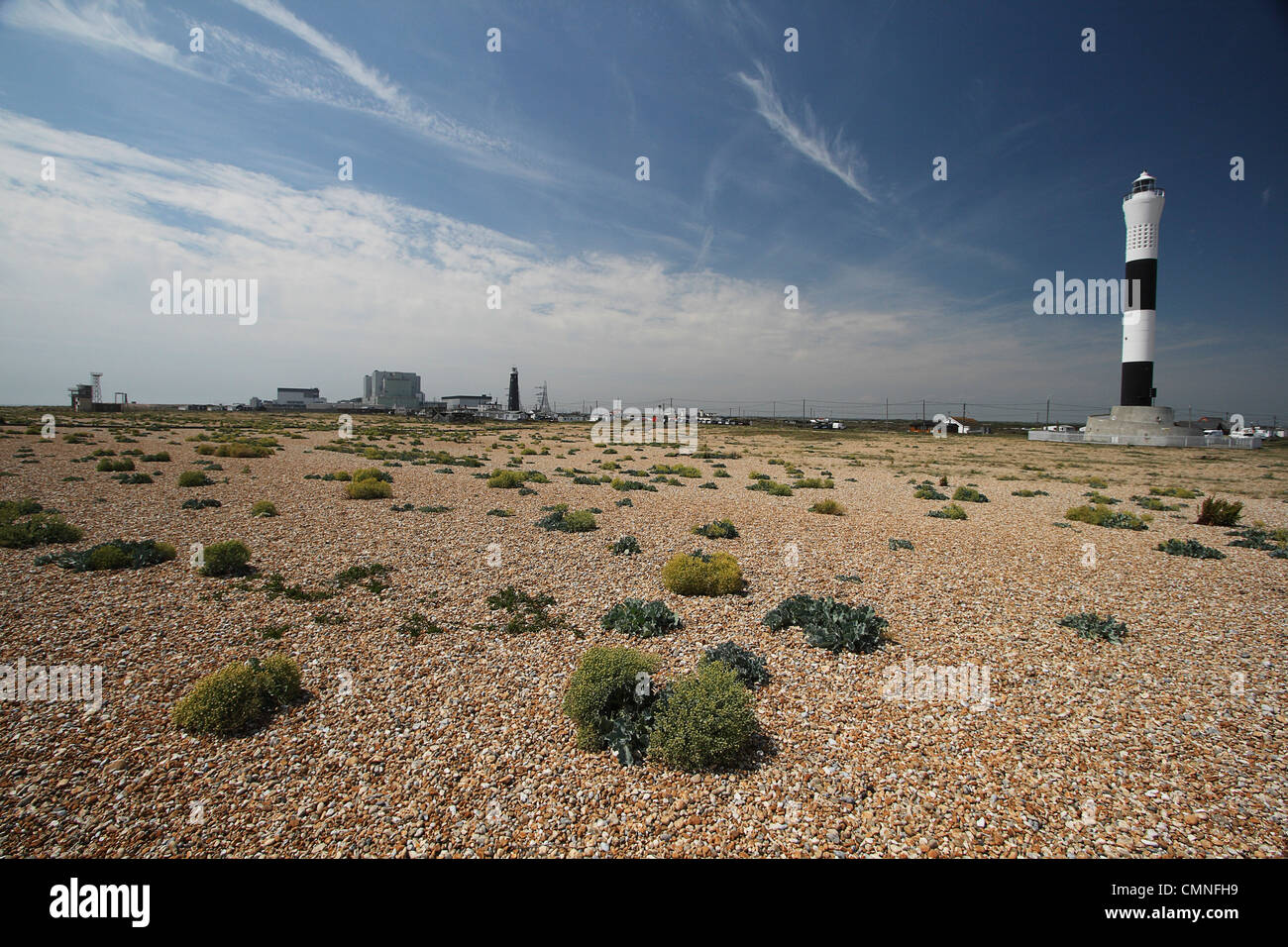 Romney Marsh Dungeness vue sur plage de galets avec vue sur la mer au premier plan et Kale la centrale nucléaire à l'horizon. Banque D'Images