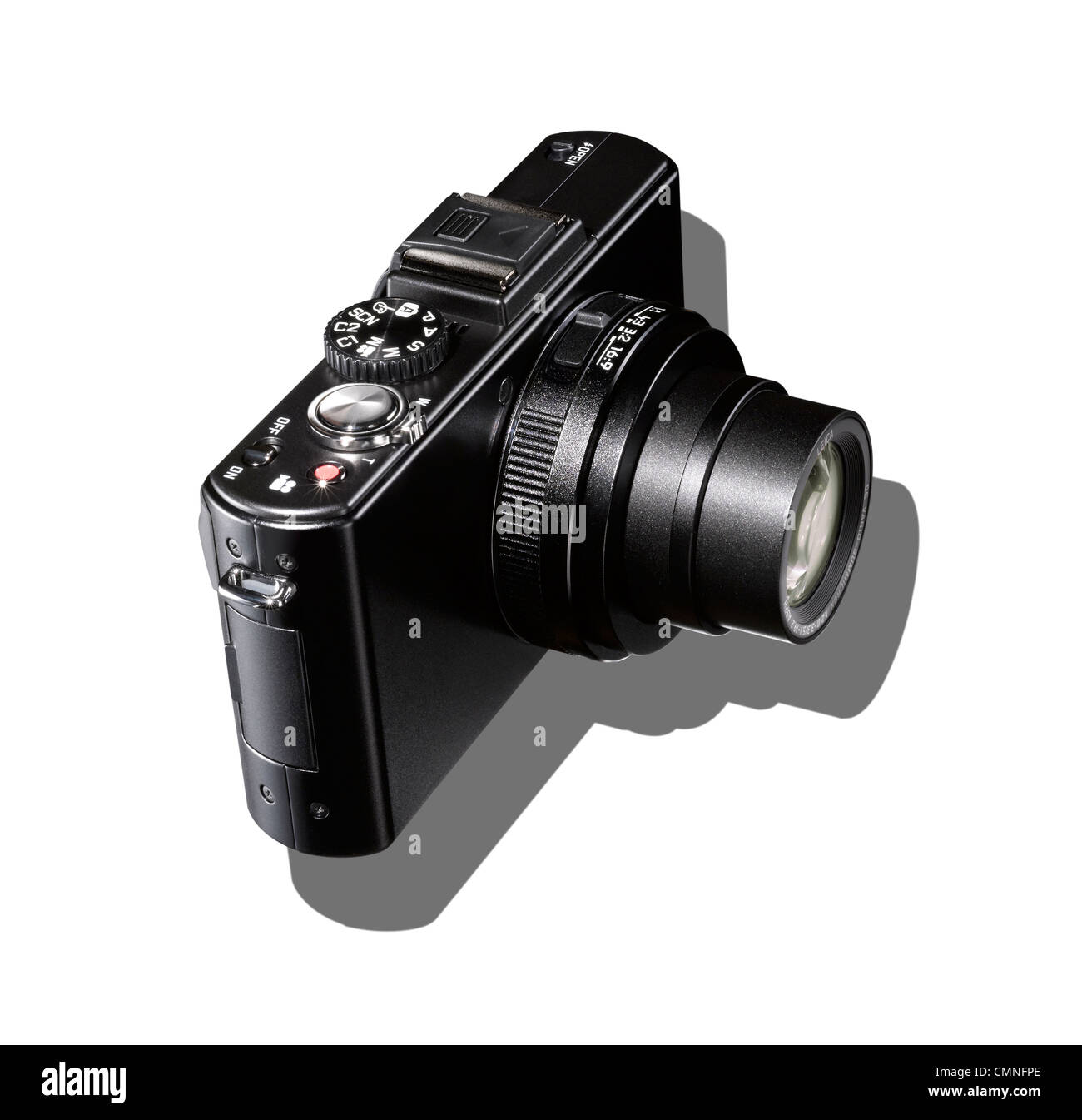Un appareil photo noir avec ombre sur un fond blanc. Banque D'Images