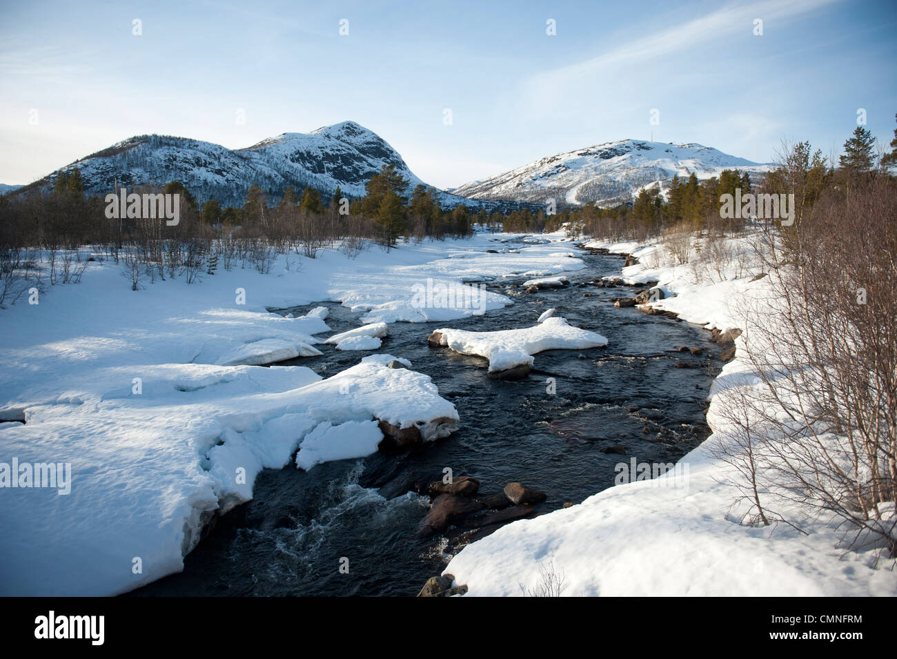 En hiver, la Norvège du Sud/Hovden avec Otra river et le ski mountain potence recouvert de neige Banque D'Images