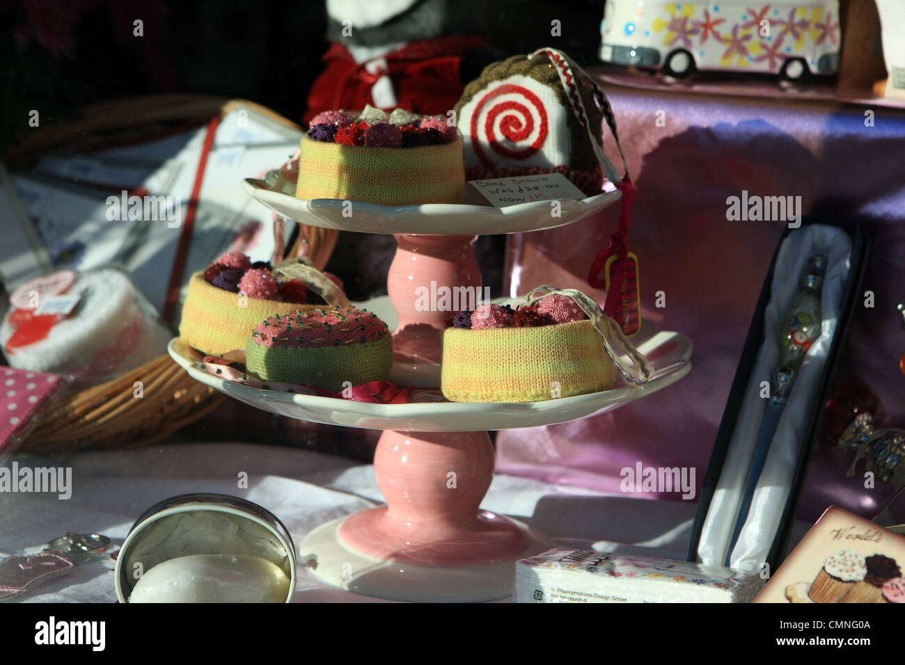Cup cakes tricoté sur un cake stand dans une vitrine Banque D'Images