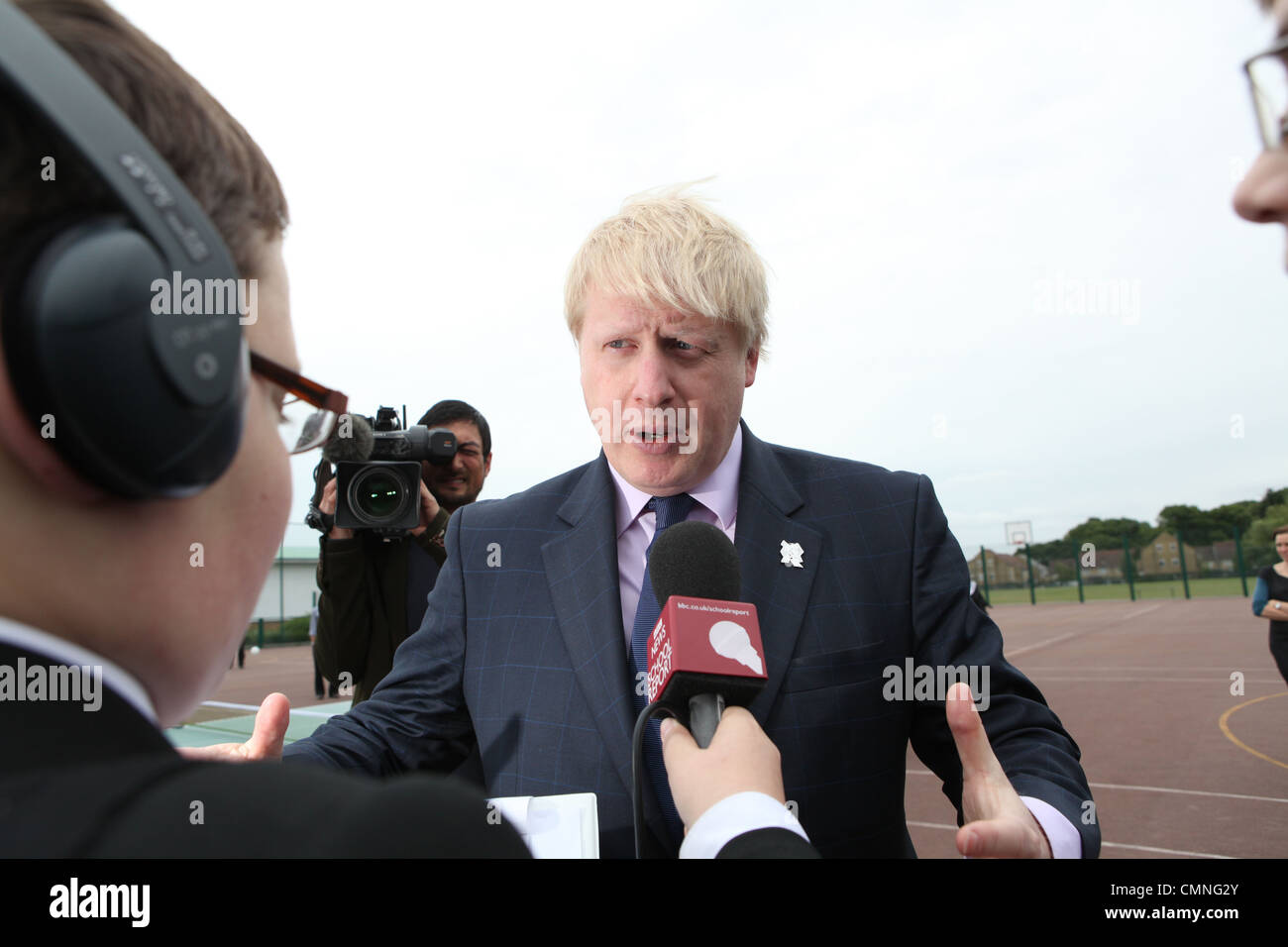 Seb Coe et Boris Johnson visiter une école dans le nord de Londres pour promouvoir les Jeux Olympiques de 2012. Ils parlent aux enfants de reporters et jouer Banque D'Images