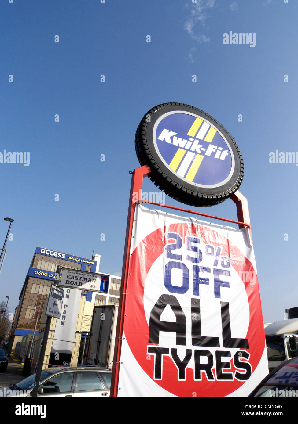 United Kingdom West London acton KWIK-FIT en direction de la grande rue Banque D'Images
