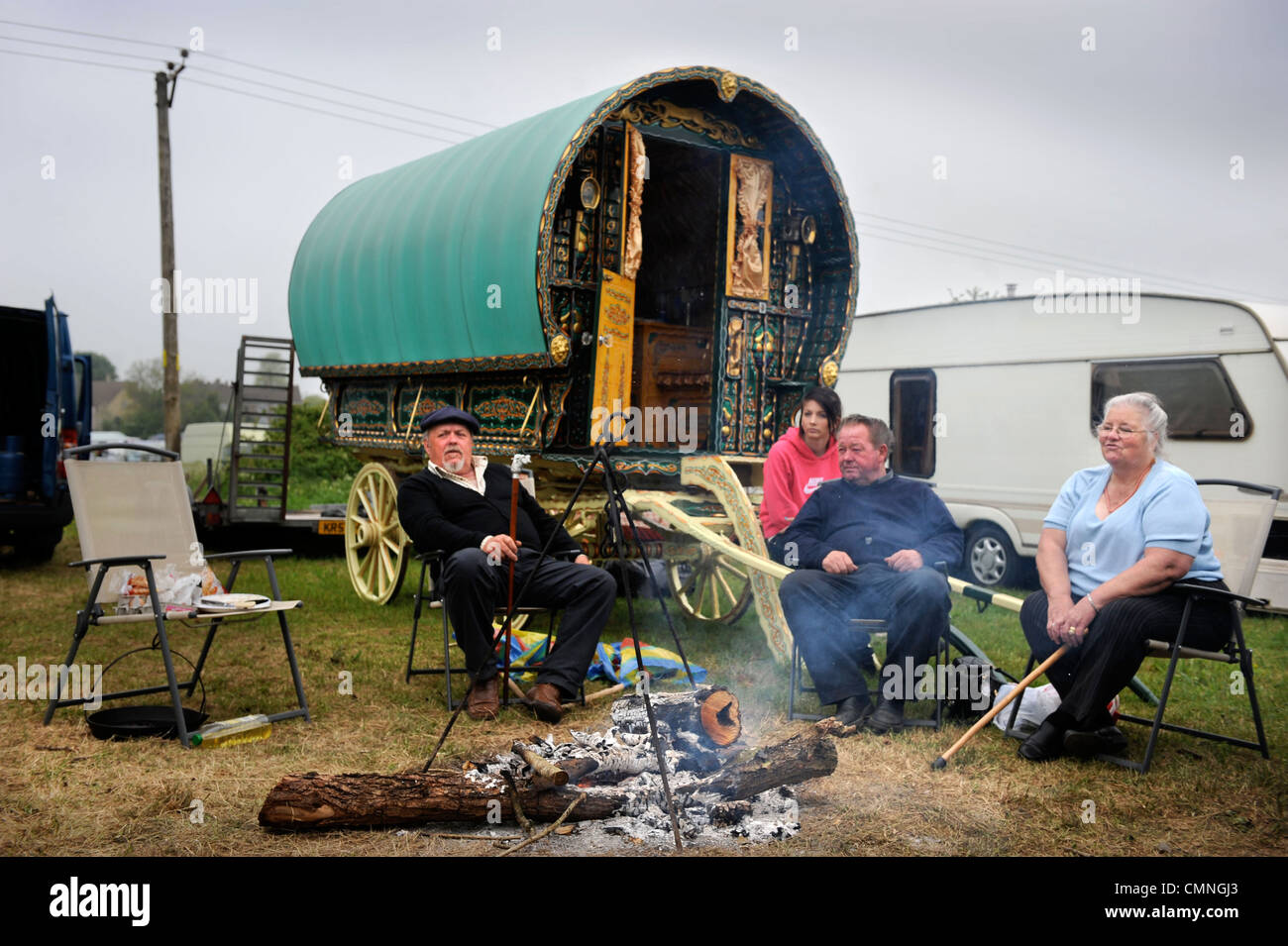 Une famille voyageant avec leurs cheval caravane ou roulotte au Stow-on-the-Wold foire aux chevaux Mai 2009 UK Banque D'Images