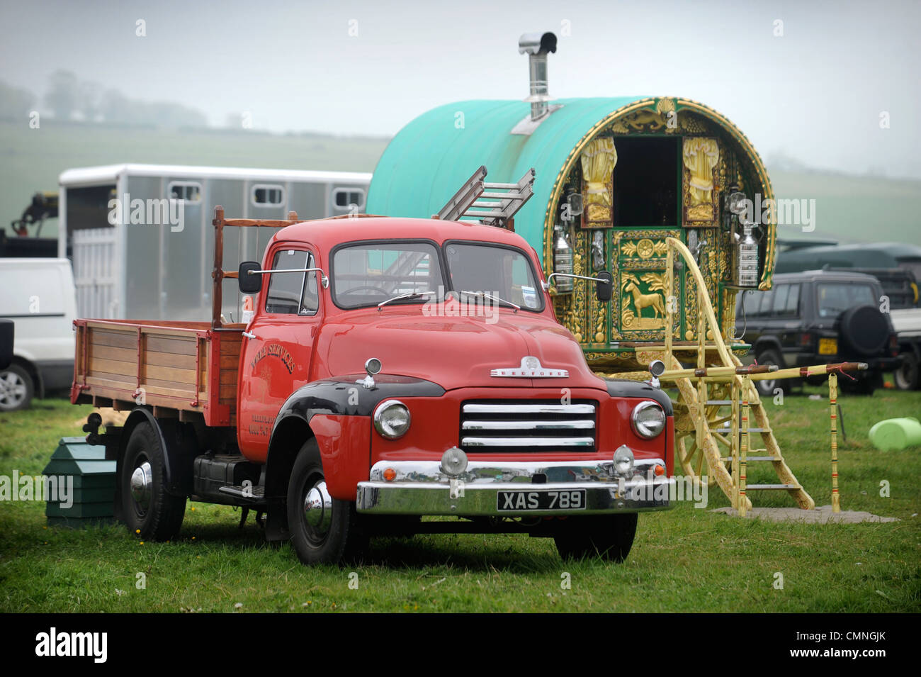 Un classique et un chariot tiré par des chevaux de décoration caravane ou roulotte au Stow-on-the-Wold foire aux chevaux Mai 2009 UK Banque D'Images