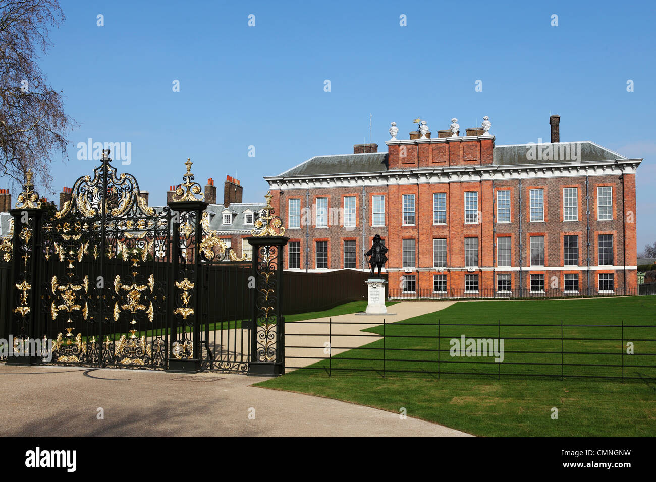 Les portes et statue de William III (d'Orange) à l'extérieur du palais de Kensington, Londres. Banque D'Images