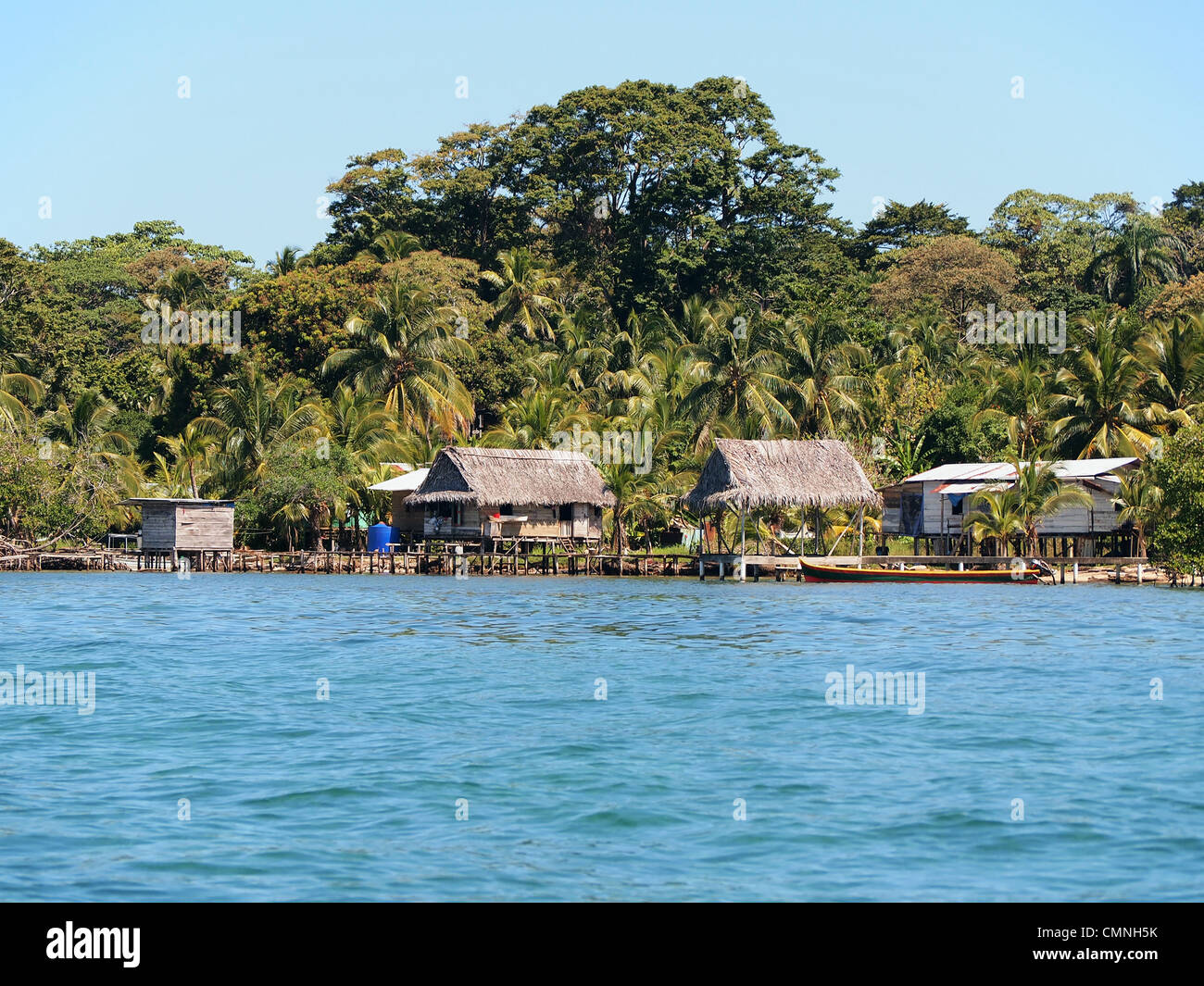 Maison rustique avec hutte de chaume au-dessus de l'eau et une végétation tropicale sur la côte des Caraïbes, Bocas del Toro, PANAMA, Amérique Centrale Banque D'Images