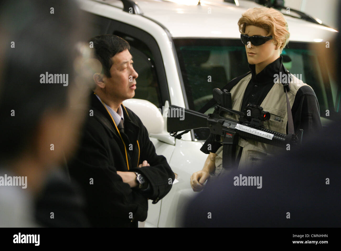 Les armes à feu et de sécurité sur l'affichage à la "sécurité" à Tokyo, Japon. Banque D'Images