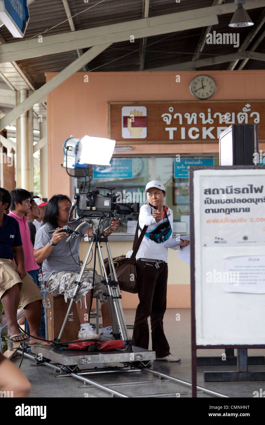 Une équipe de télévision thaïlandaise préparation d'un tournage dans la gare de Thonburi (Bangkok - Thaïlande). Une équipe de télévision thaïlandaise. Banque D'Images