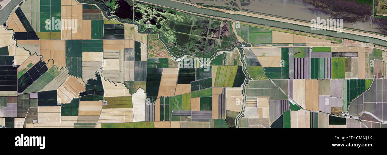 Photo aérienne du site de l'agriculture du delta du fleuve Sacramento, chenal de navigation en eau profonde, en Californie Banque D'Images