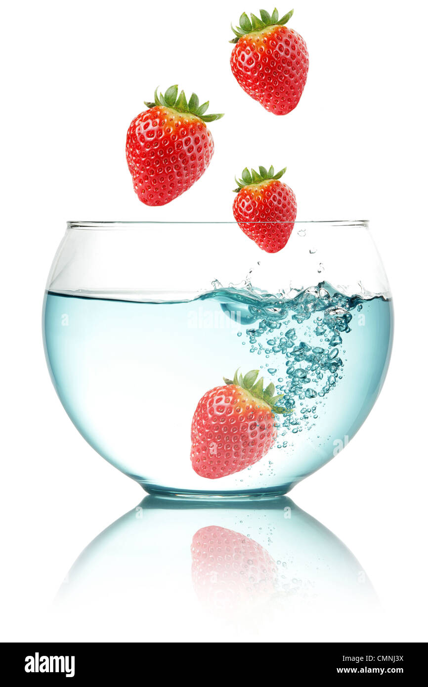 Les fraises de tomber dans l'eau Banque D'Images