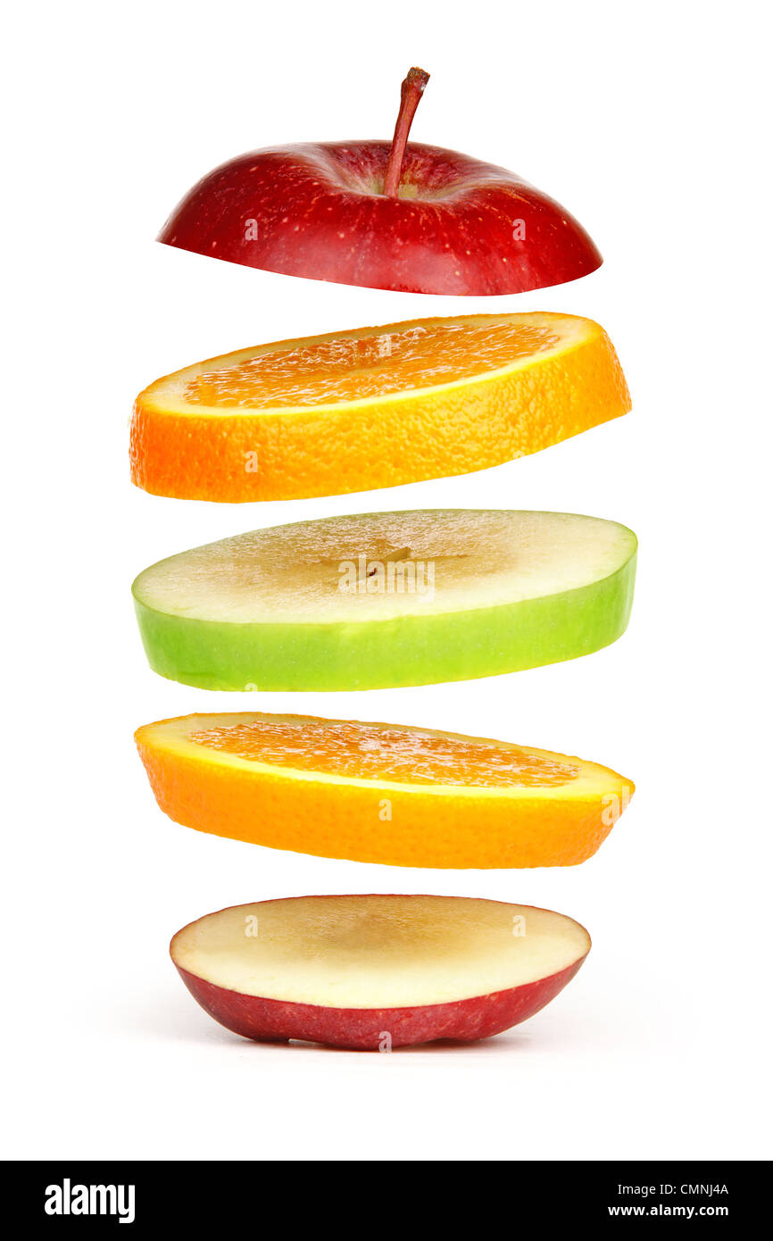 Faire léviter des fruits tranchés, isolated on white Banque D'Images