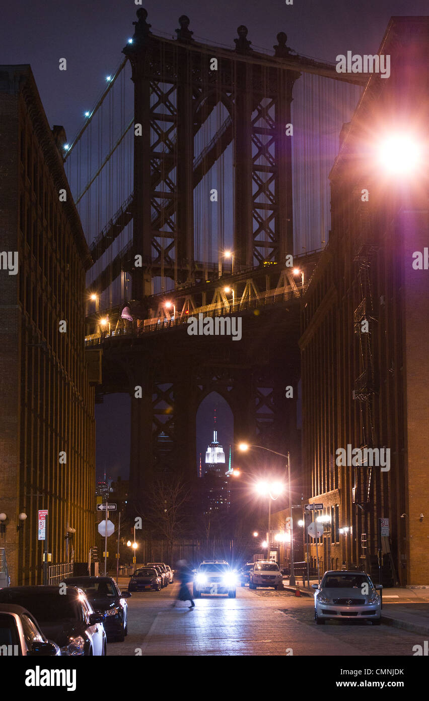 Une personne marche en avant du pont de Manhattan à Brooklyn, New York, USA, le 25 février 2012. (Adrien Veczan) Banque D'Images
