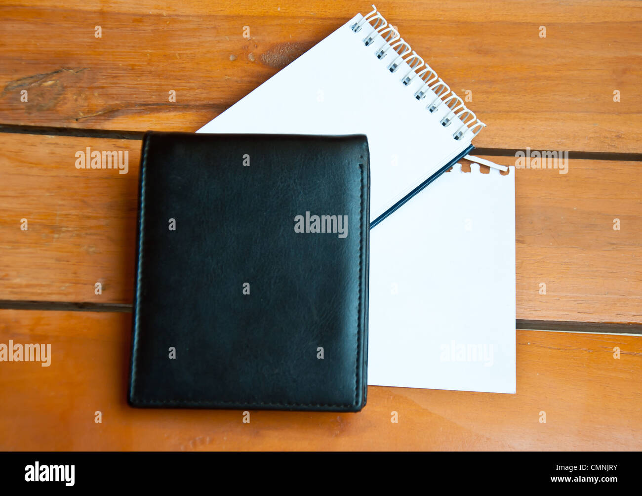 Porte-monnaie et le papier blanc sur fond de bois Banque D'Images