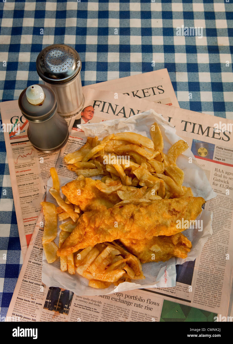 Fish and chips traditionnel servi sur le Financial Times Banque D'Images