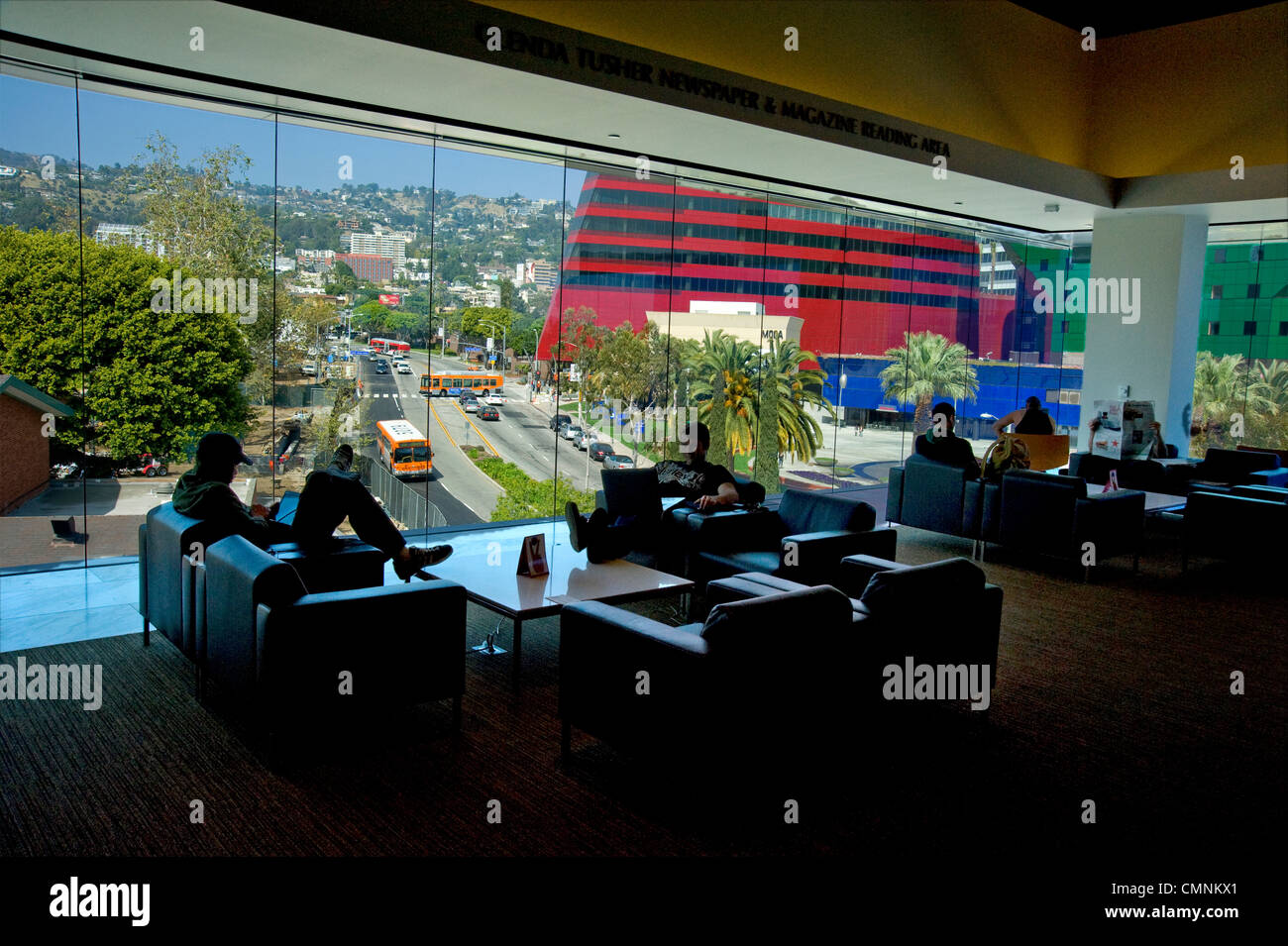 La Bibliothèque publique de West Hollywood avec vue sur Pacific Design Center et Hollywood Hills Banque D'Images