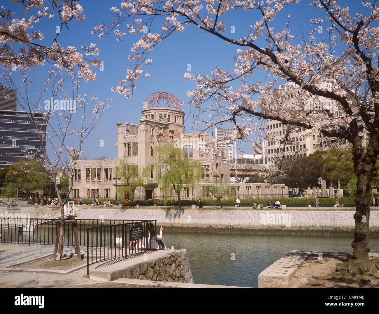 Japon Hiroshima Peace Park Industrial Promotion Hall (A-Bomb Dome) avec fleur de cerisier Banque D'Images