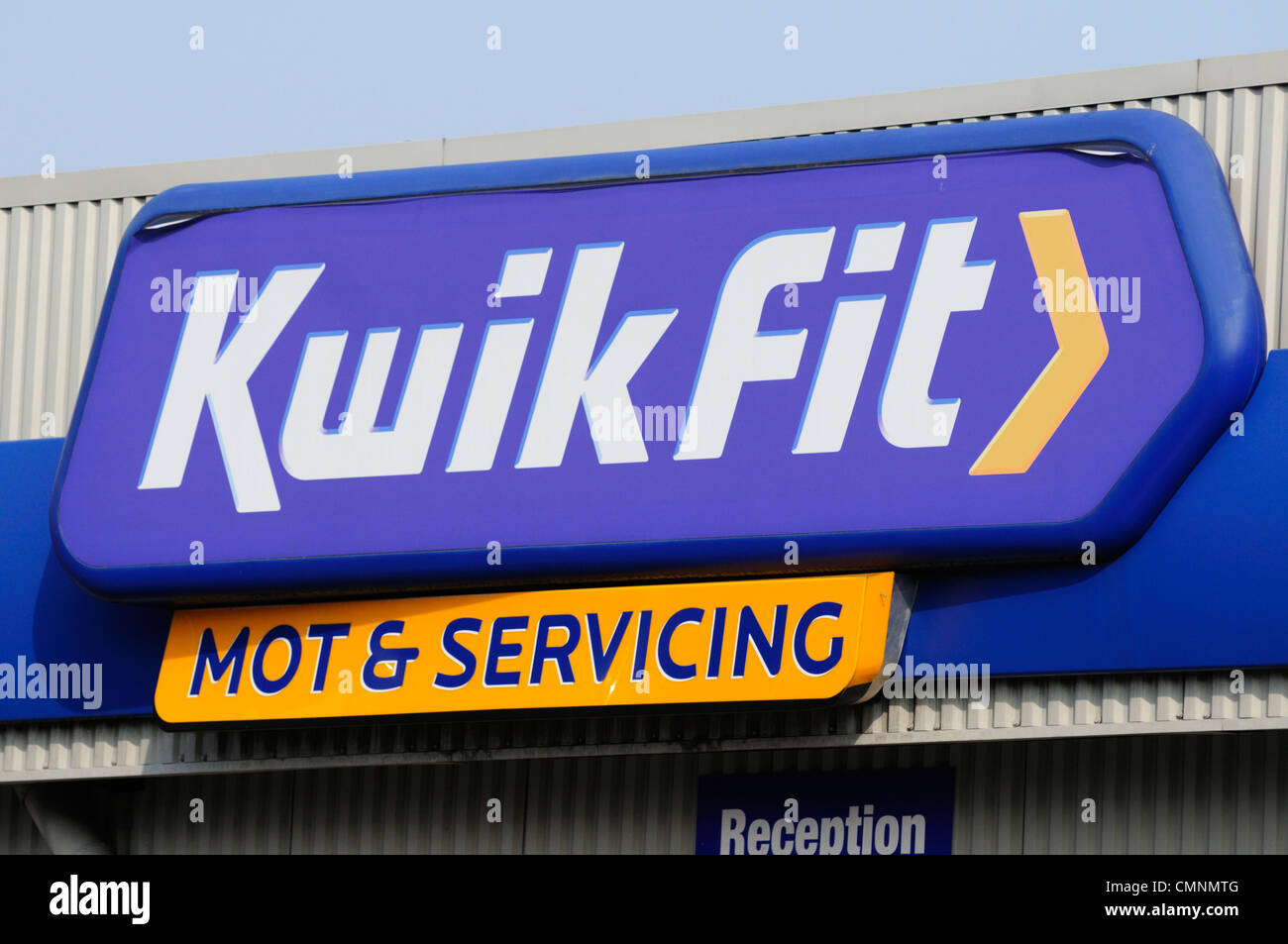 Kwik Monter le MOT et le Service Center, signe, Cambridge, England, UK Banque D'Images