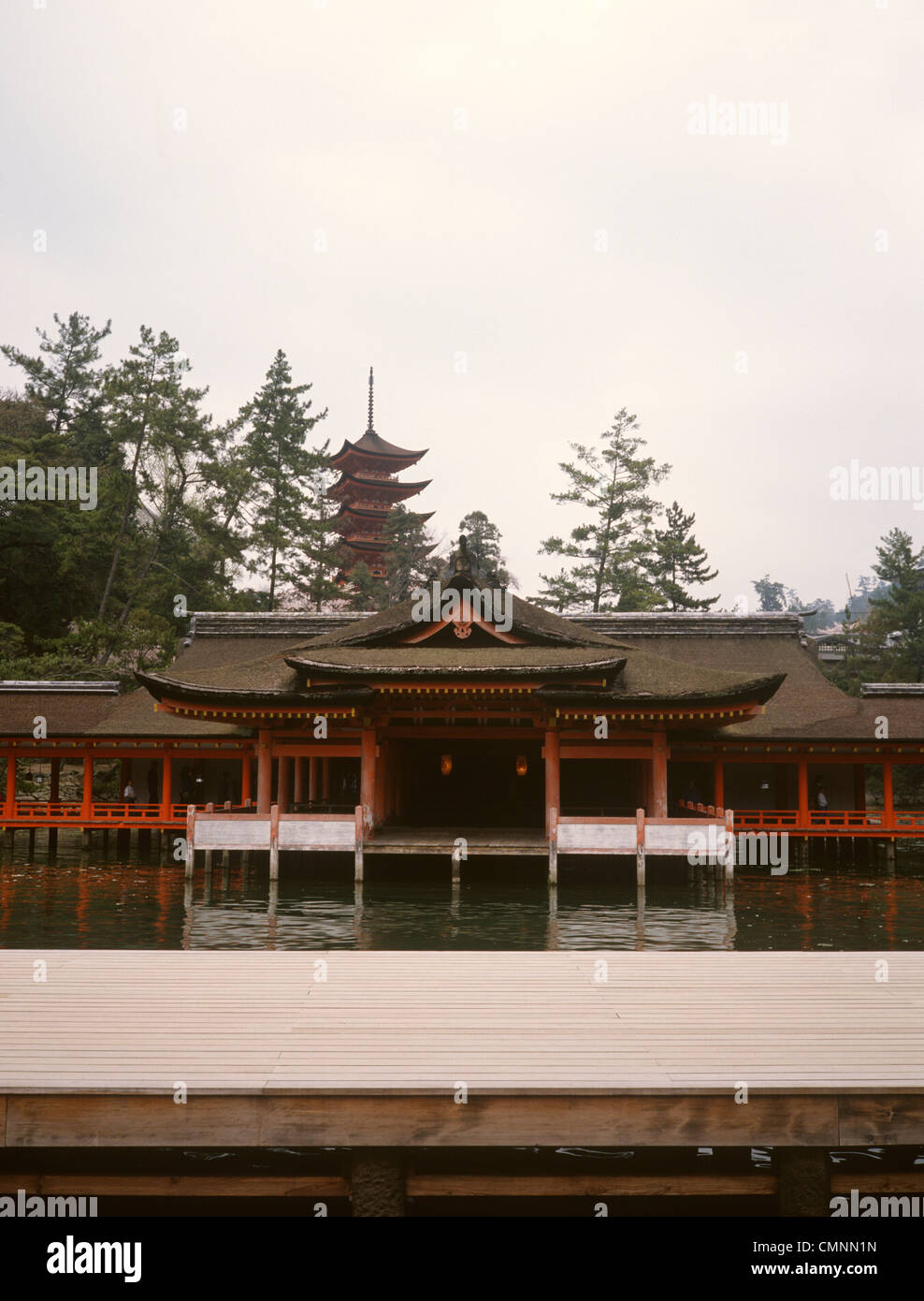 Le Japon Miyajima Itsukushima Shrine building et pagoda Banque D'Images