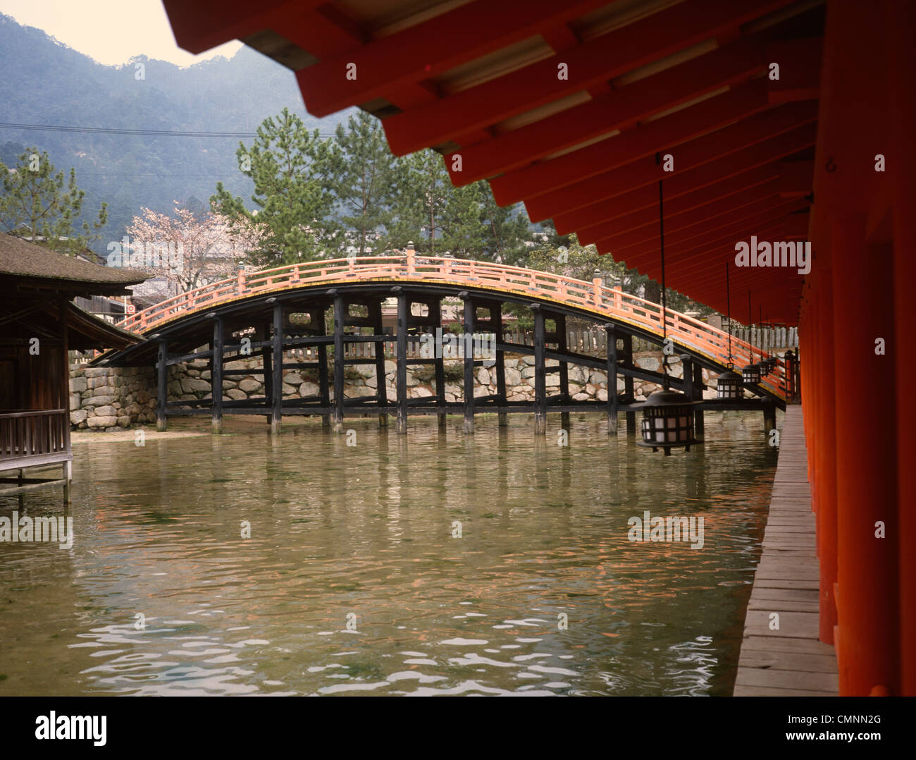 Le Japon Miyajima Itsukushima Shrine et construction du pont traditionnel Banque D'Images