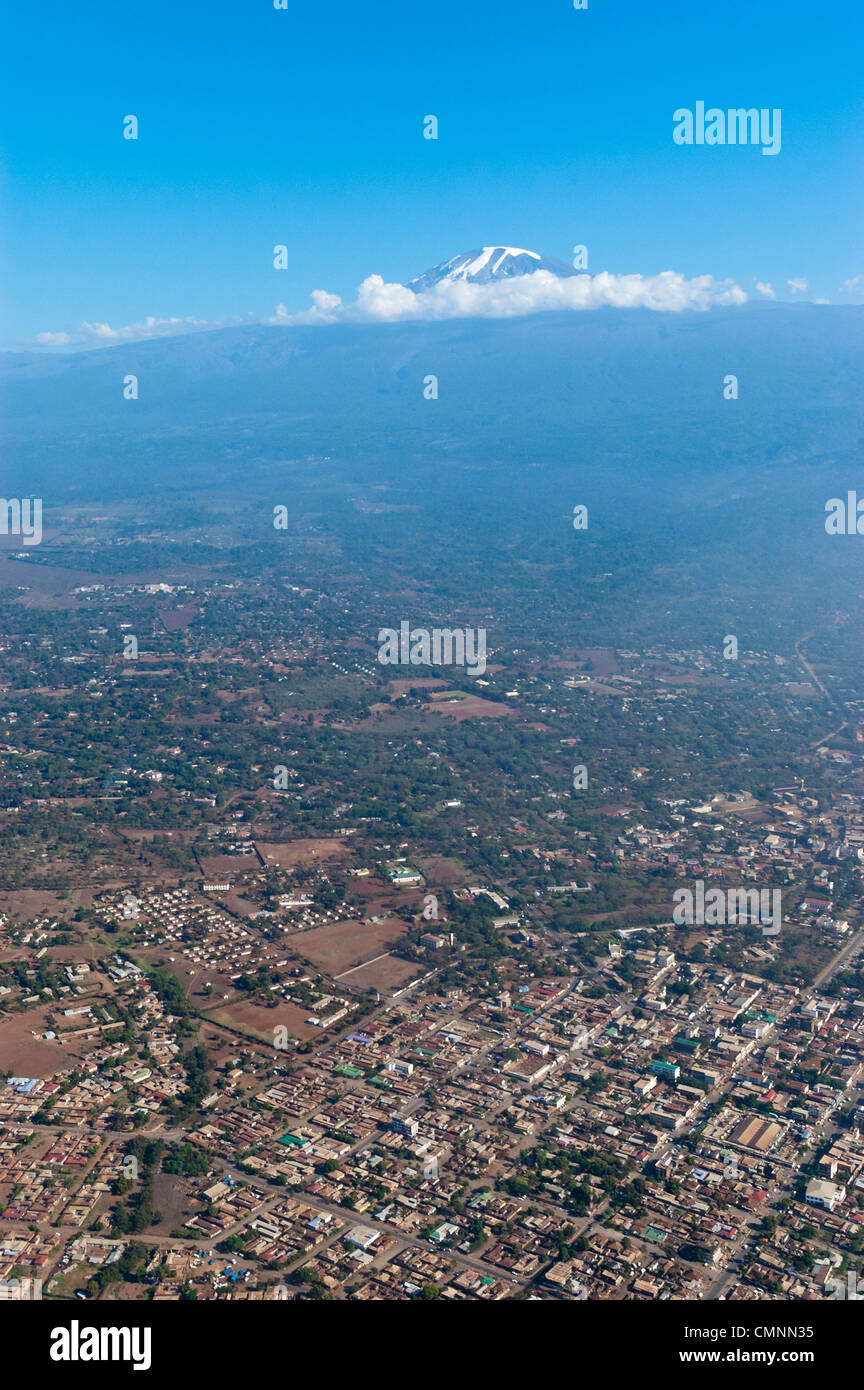 Le Kilimanjaro et le centre-ville de Moshi, Tanzanie, vue aérienne Banque D'Images