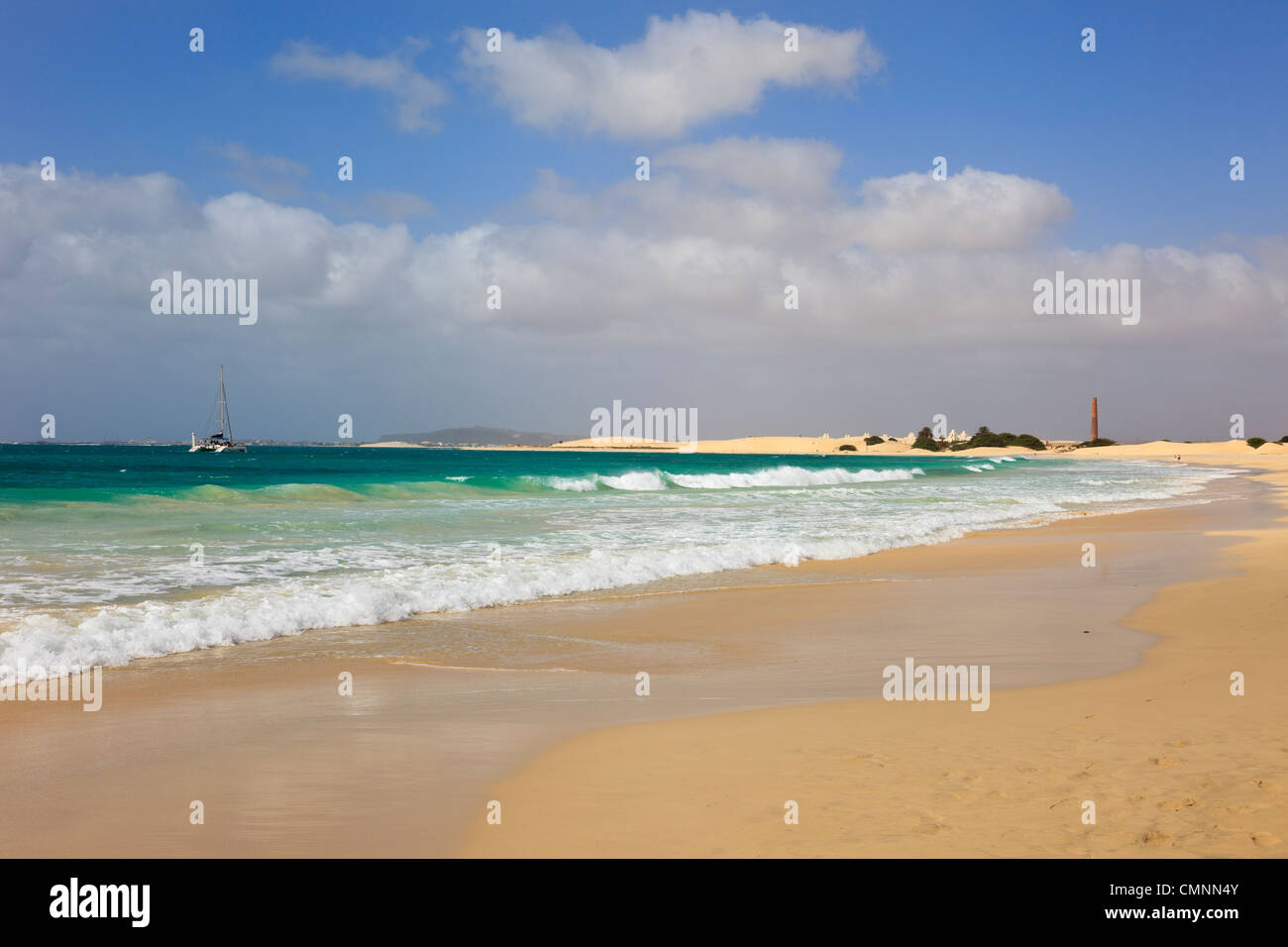 Vue le long du littoral de la plage de sable tranquille avec les vagues de l'Atlantique en catamaran et bay. Praia de Chaves l'Île Boa Vista Cap Vert Banque D'Images