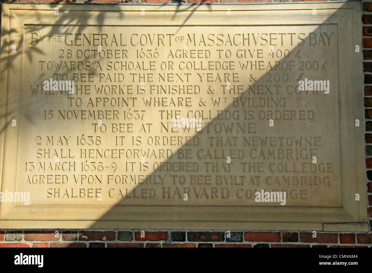 Plaque commémorative sur la porte d'entrée de Johnston de l'Université de Harvard, Cambridge, MA, États-Unis. Banque D'Images