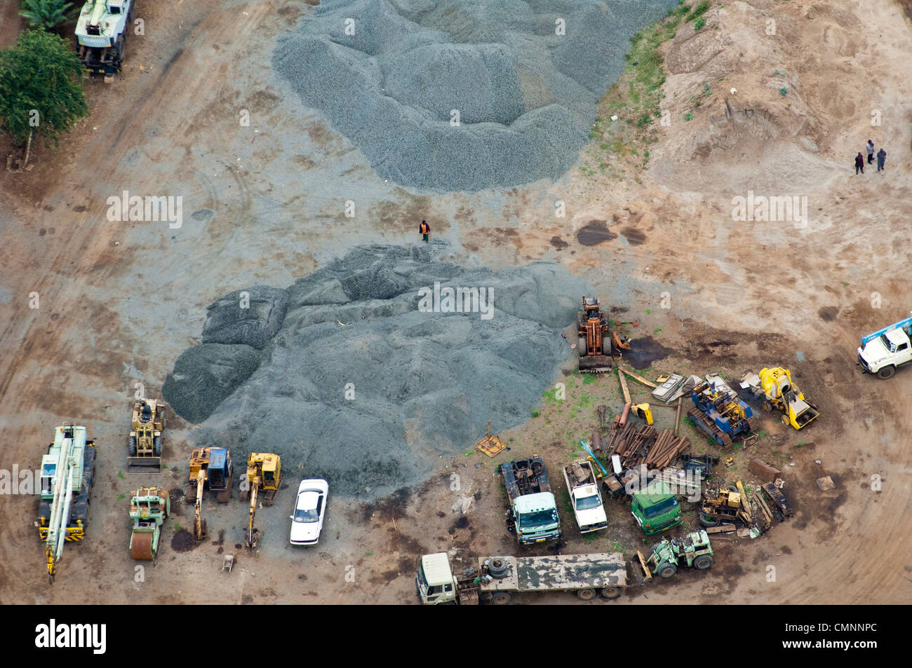 Machines de construction et de pierre concassée, vue aérienne, Moshi, région de Kilimandjaro, Tanzanie Banque D'Images