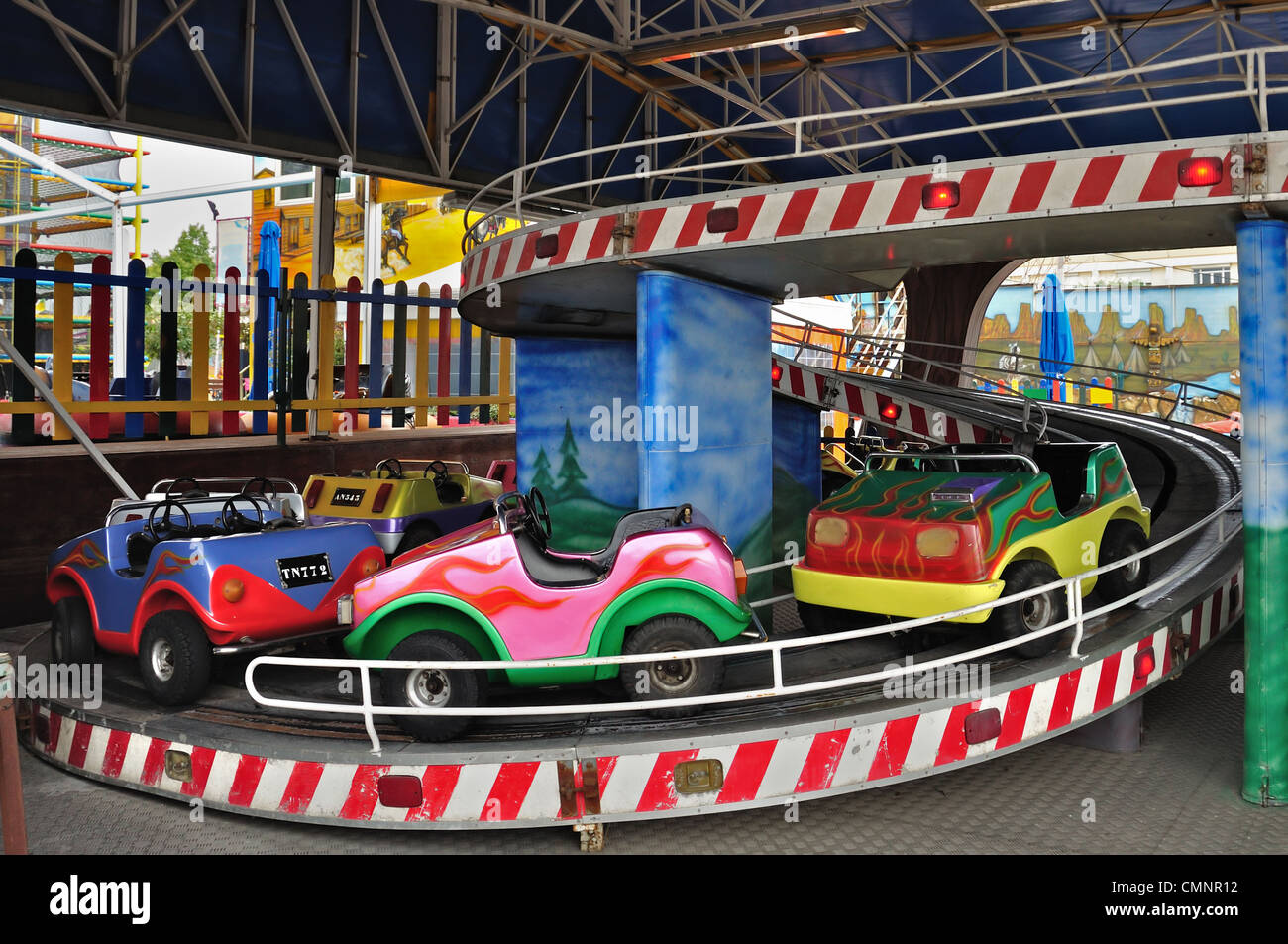 Balades en voiture du parc d'attractions vide sur une journée froide. Banque D'Images