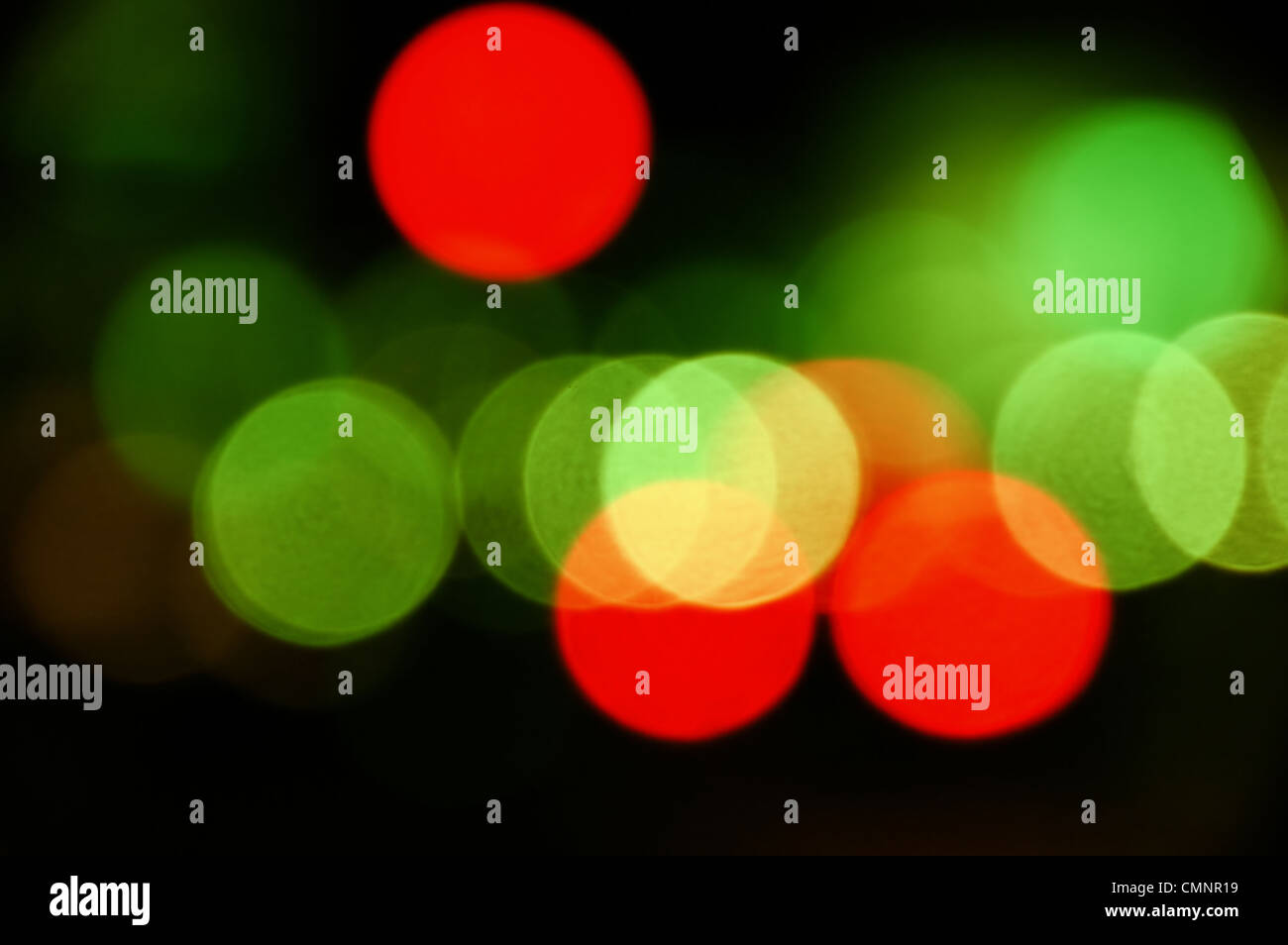 Feux de circulation de la ville de nuit. Résumé flou cercles arrière-plan. Banque D'Images