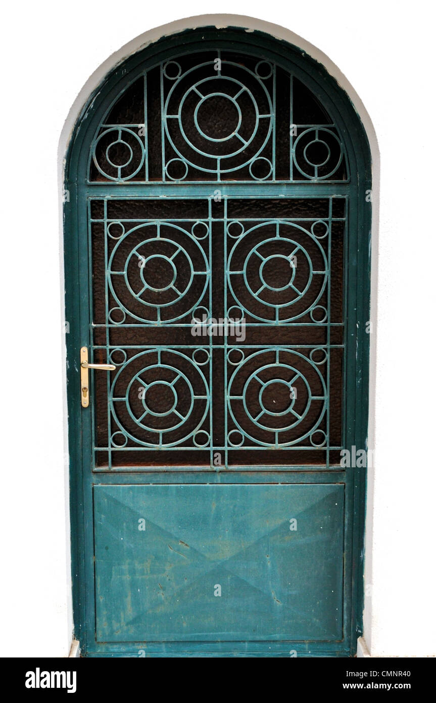 Porte de l'église voûtée en métal avec motif de cercles concentriques. Banque D'Images