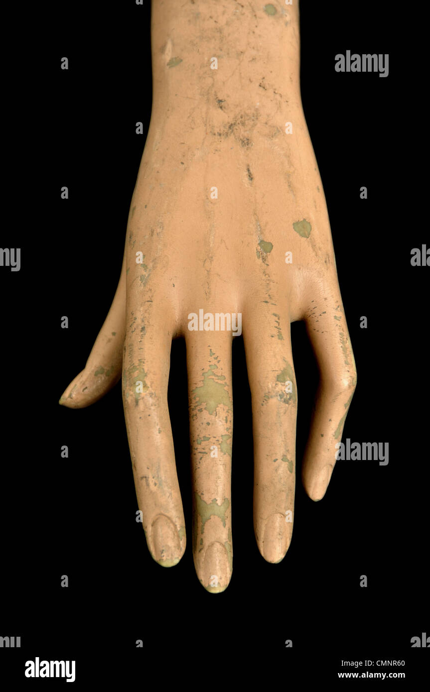 La main en plastique vieilli et de l'écaillage de la peinture doigts de poupée mannequin. Banque D'Images