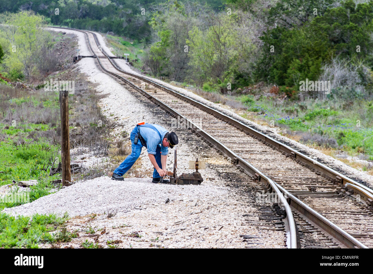 Brakeman marche en avant pour actionner des commutateurs pour changer de voie sur Austin et Texas Central Railroad entre Austin (Cedar Park) et Burnet, Texas. Banque D'Images