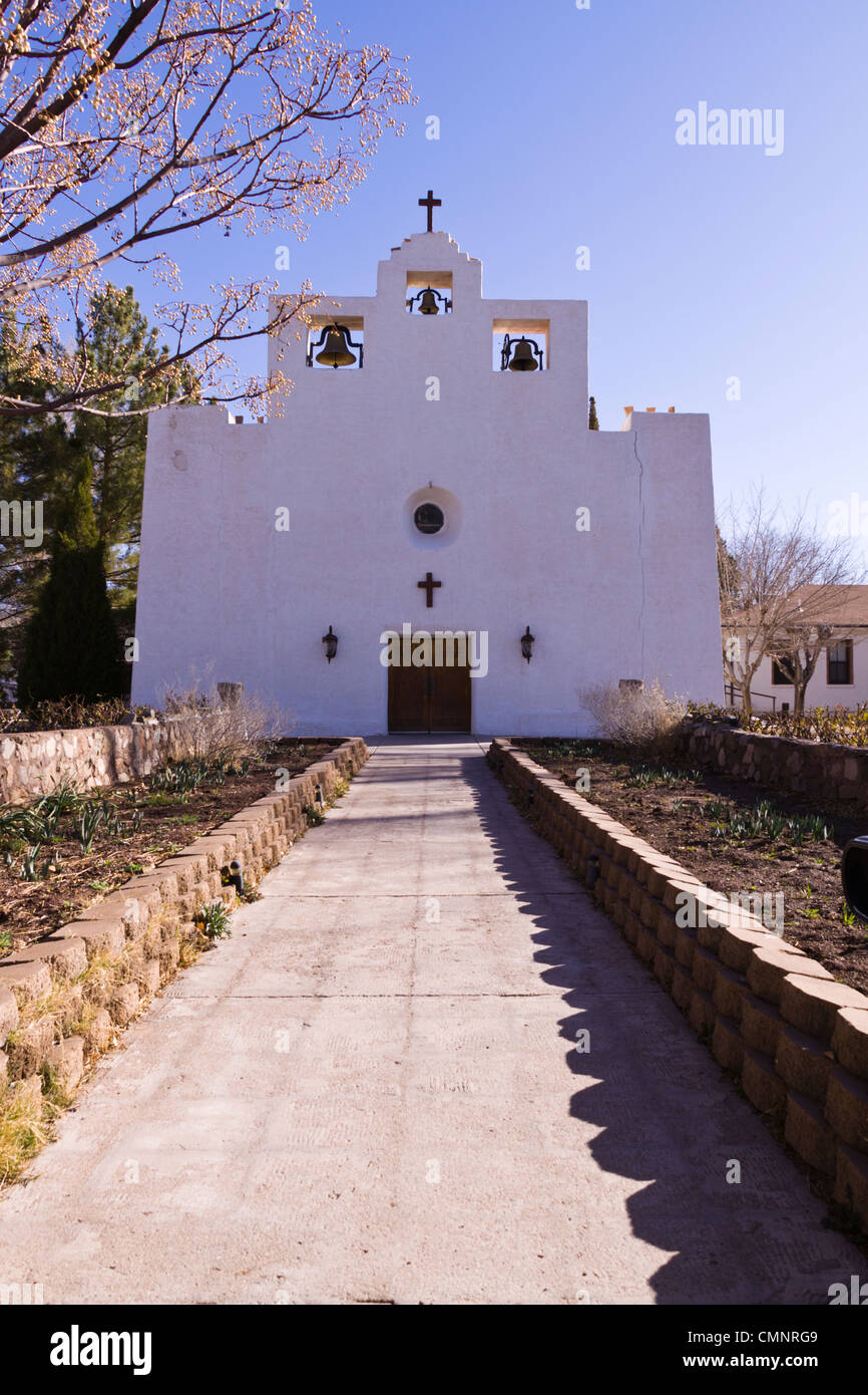 Lumière matinale à l'église de mission Saint-François de Paula à Tularosa, Nouveau-Mexique (fondée en 1865). Banque D'Images