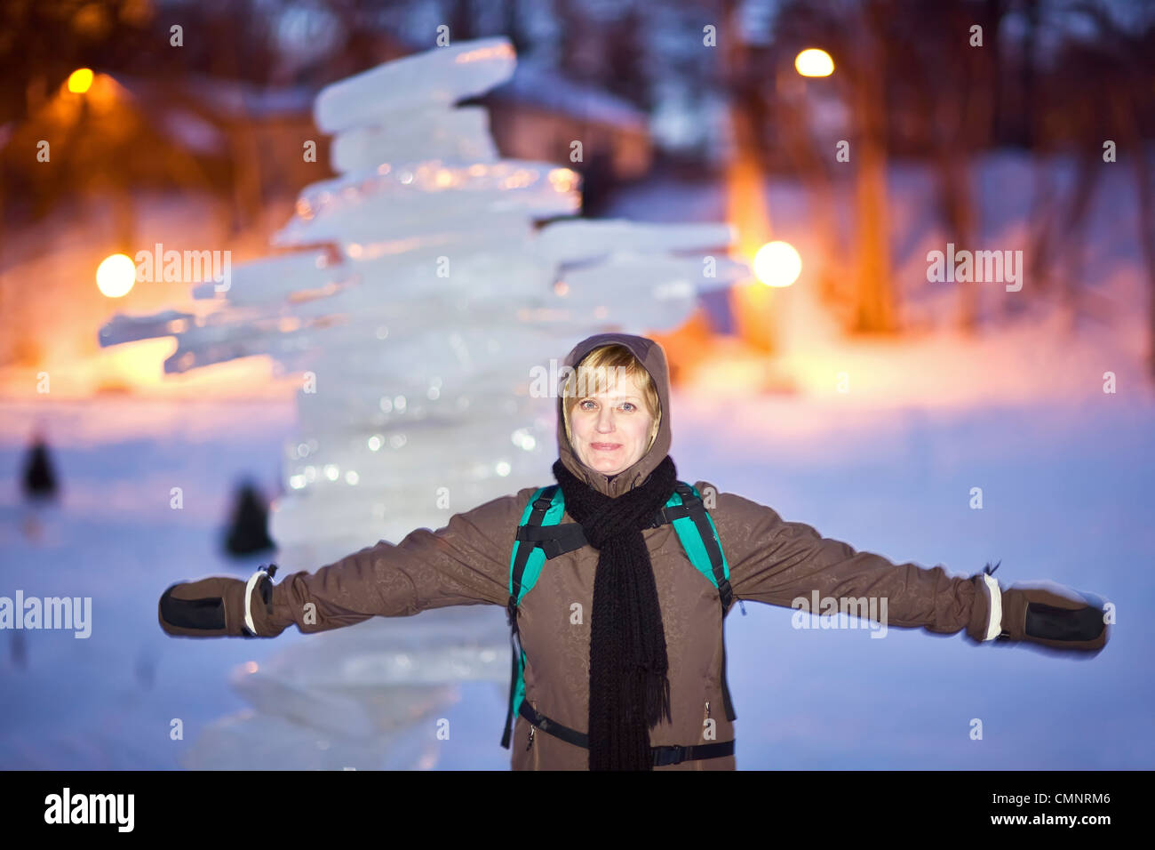 Femme posant devant un inukshuk, sculpture de glace de la rivière Assiniboine, Winnipeg, Manitoba Banque D'Images