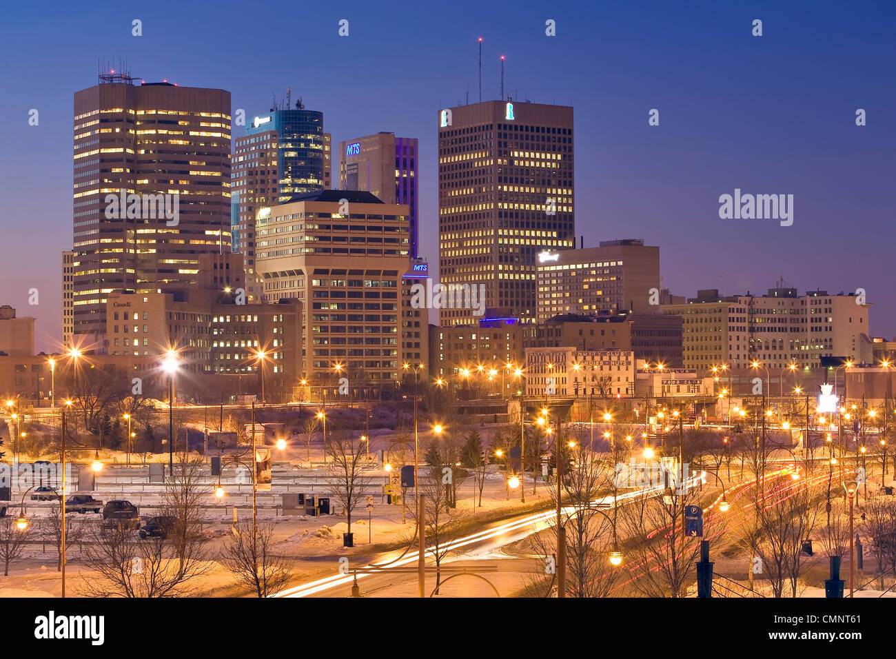 Winnipeg skyline at night, tourné à partir de la fourche en direction de Portage et Main St., Winnipeg, Manitoba Banque D'Images