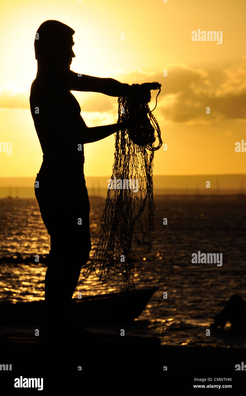 Statue de pêcheur au coucher du soleil sur le Malecon à La Paz, Baja California, au Mexique. Banque D'Images