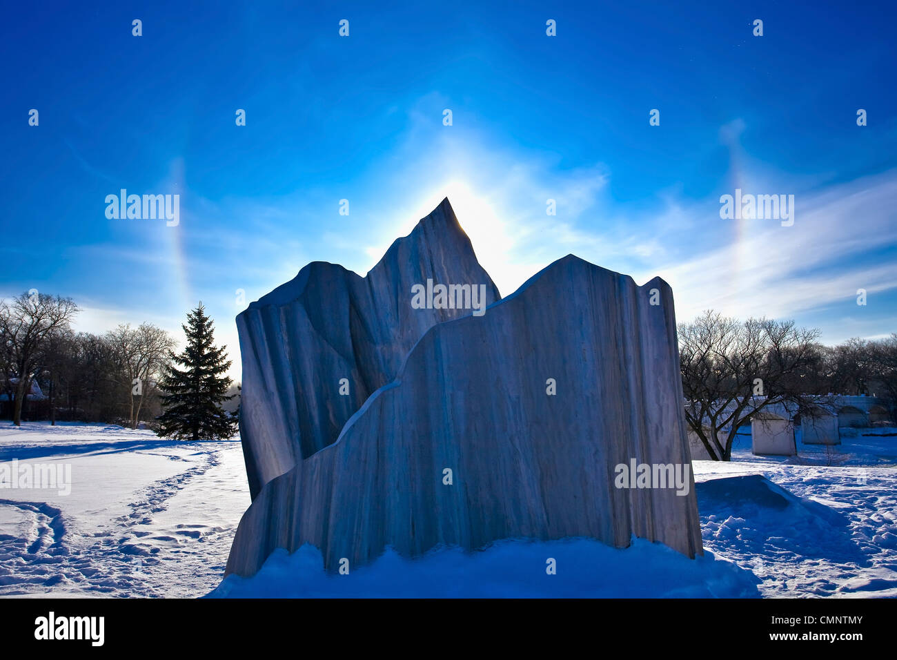Les Sundogs derrière la sculpture d'aluminium sur les rives de la rivière Assiniboine, parc Assiniboine, Winnipeg, Manitoba Banque D'Images