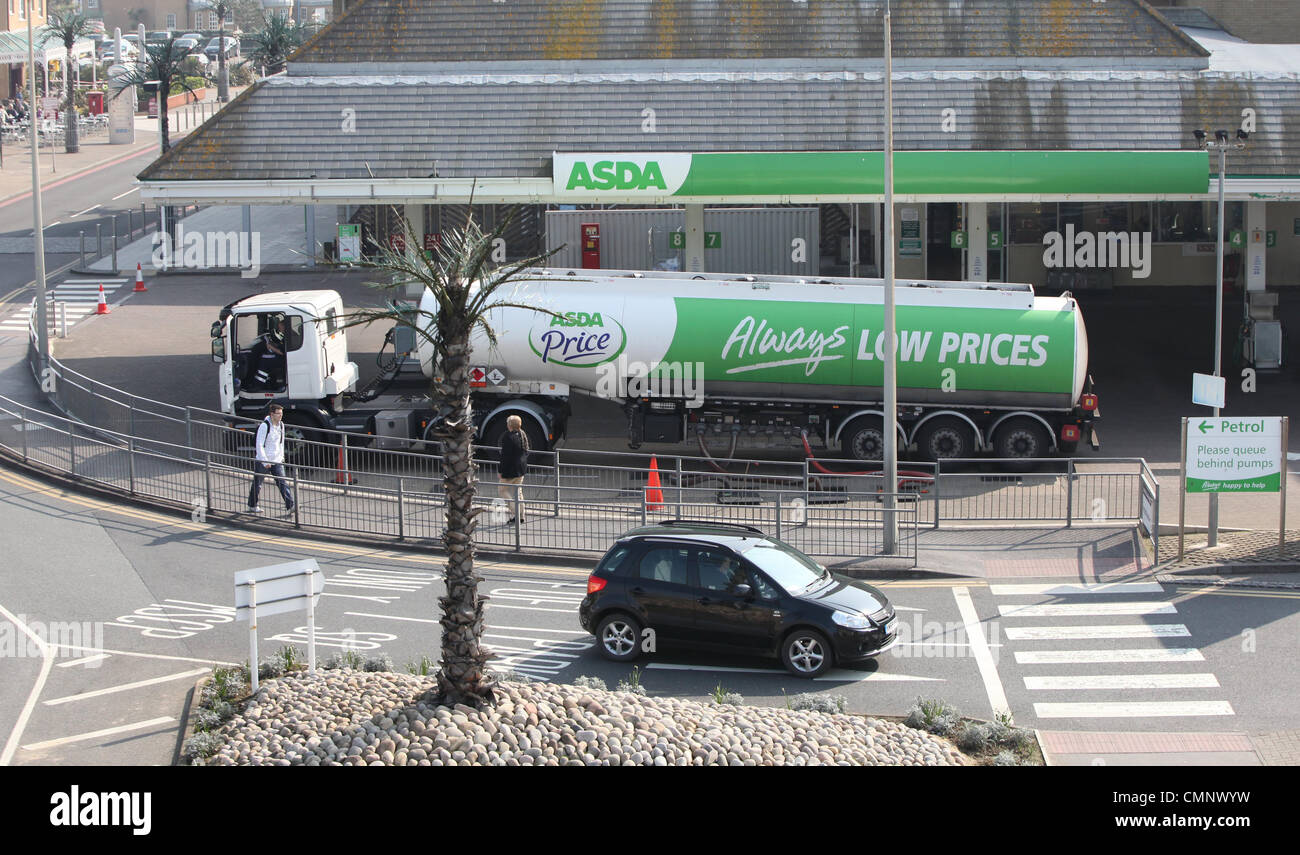 Un camion de la Asda envoie le carburant à une station essence à Brighton Marina. Photo par James Boardman. Banque D'Images