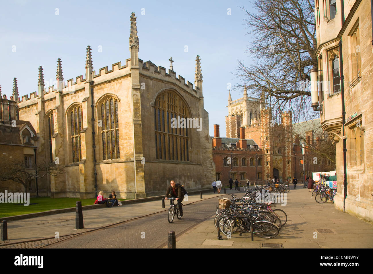 Vélo étudiant collèges passé sur Trinity Street, Cambridge, Angleterre Banque D'Images