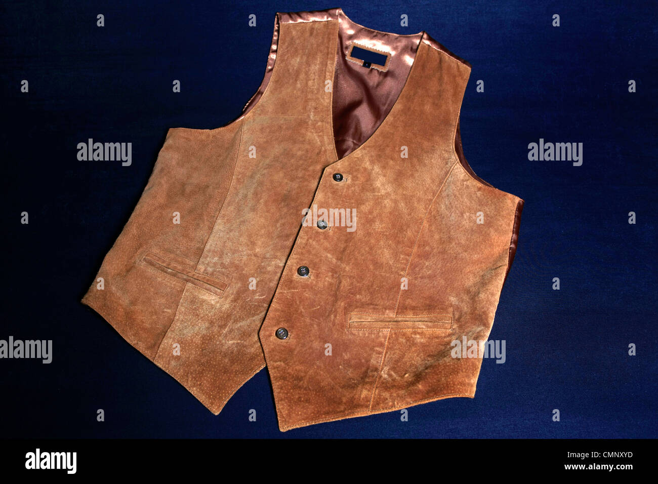 Un gilet d'homme en daim beige sur fond noir Photo Stock - Alamy