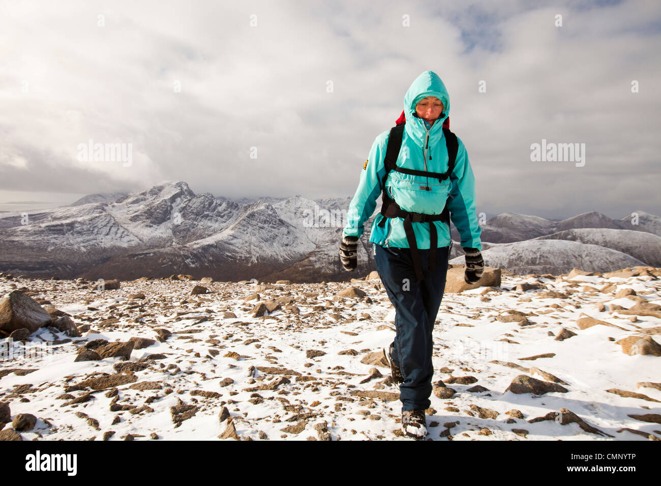 La vue à l'ouest dans l'Cuillin de Beinn Dearg Mhor sommet, derrière Broadford sur l'île de Skye, Écosse, Royaume-Uni, Banque D'Images