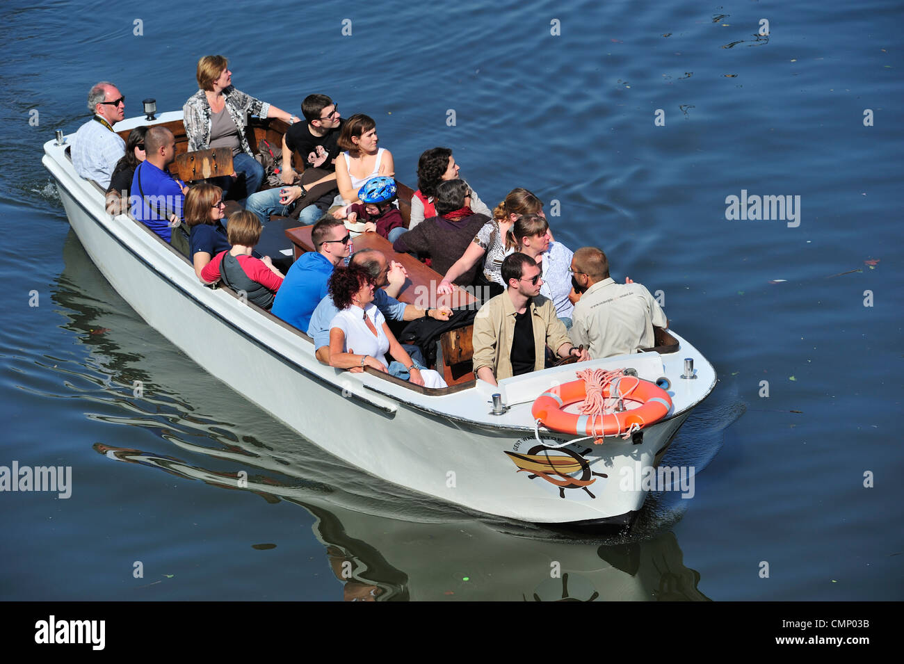 Les touristes au cours de visite guidée en bateau sur la Lys / Lys à Gand, Belgique Banque D'Images