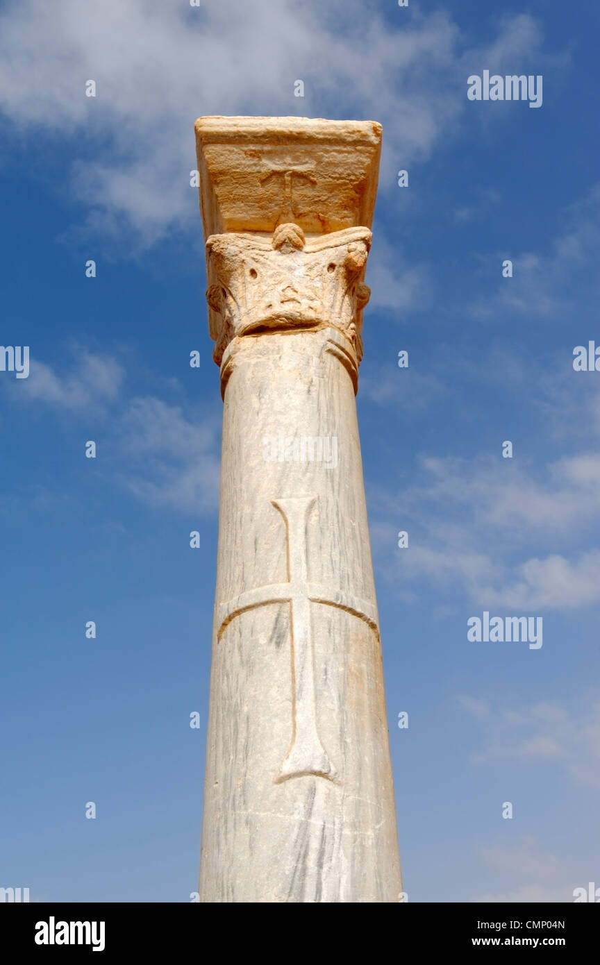 Apollonia. La Libye. Vue rapprochée de la croix Byzantine qui orne les colonnes en marbre blanc de l'église centrale ou Basilique de Banque D'Images