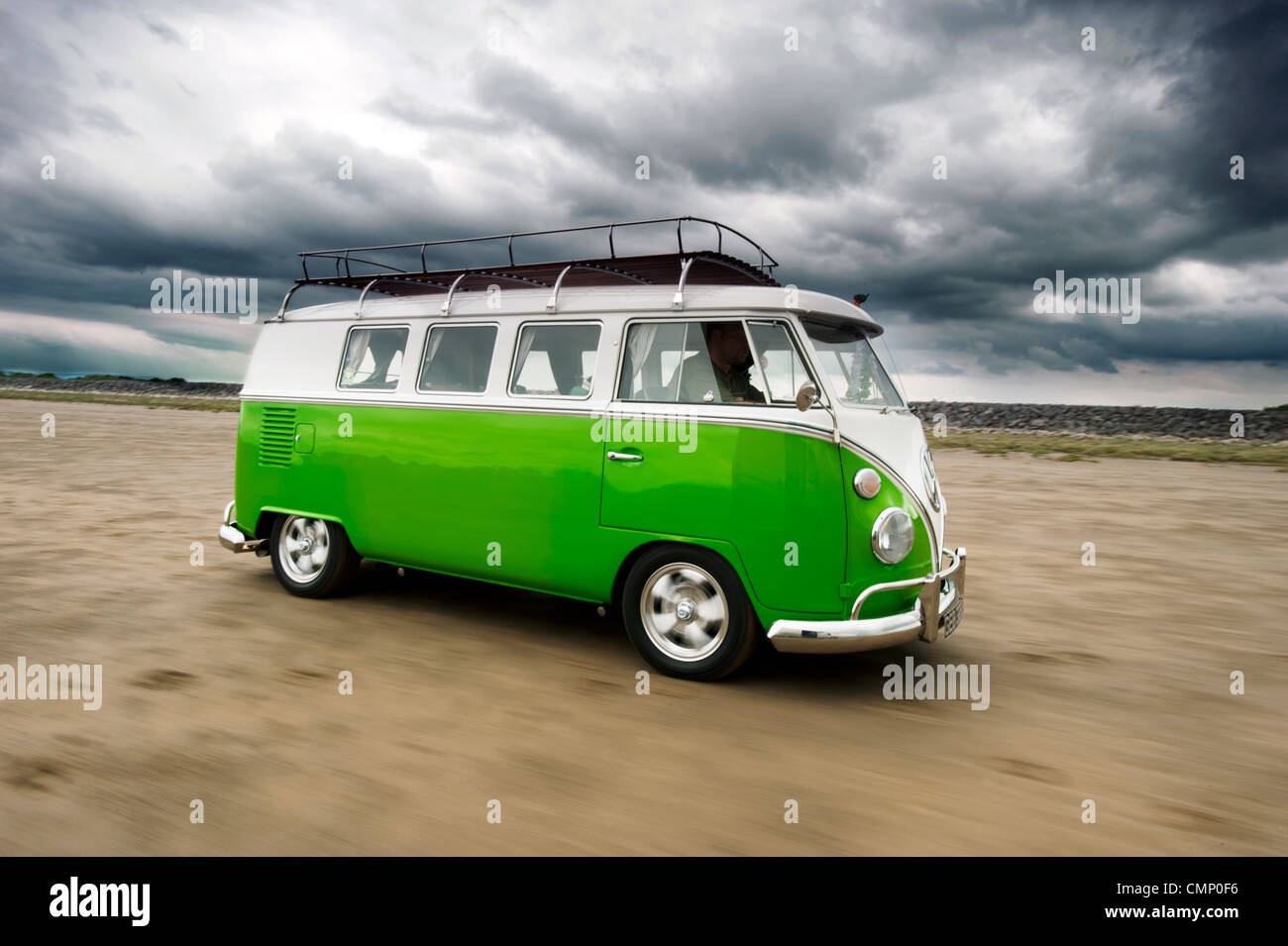 Volkswagen vw vert partage de l'écran le camping-car hippie hippie bus des Années 1960 Années 1950 aircooled retro beach mauvais temps nuageux pluie britannique Banque D'Images