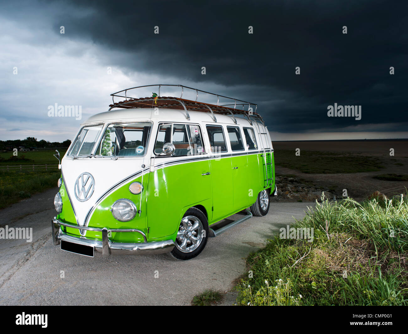 Volkswagen vw vert partage de l'écran le camping-car hippie hippie bus des Années 1960 Années 1950 aircooled retro beach mauvais temps nuageux pluie britannique Banque D'Images