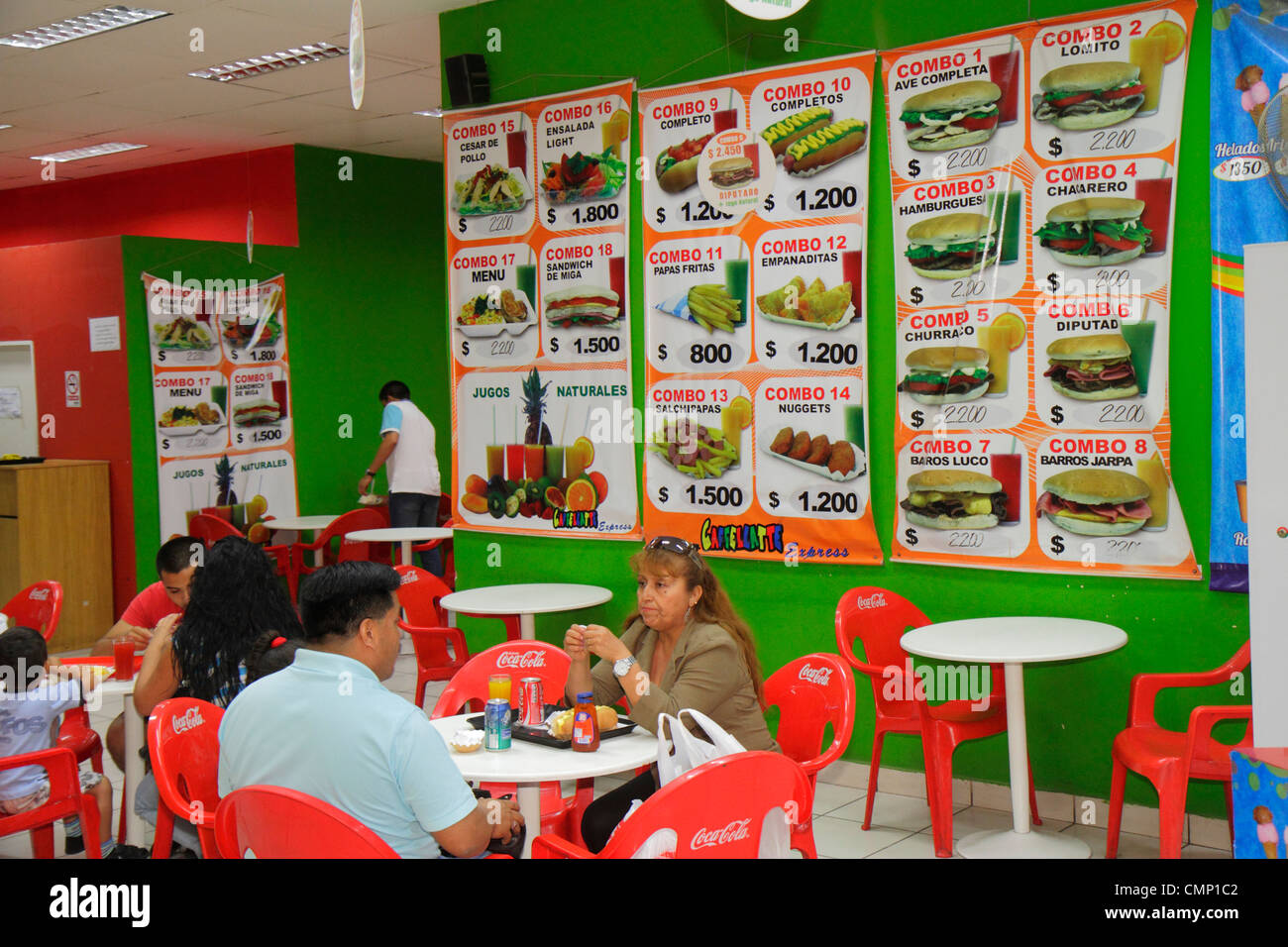 Arica Chile, Hispanic café, restaurant restaurants restauration café cafés, salle à manger, menu, fast food, hamburger, prix, peso, combo, table, chaise en résine, Coca Banque D'Images