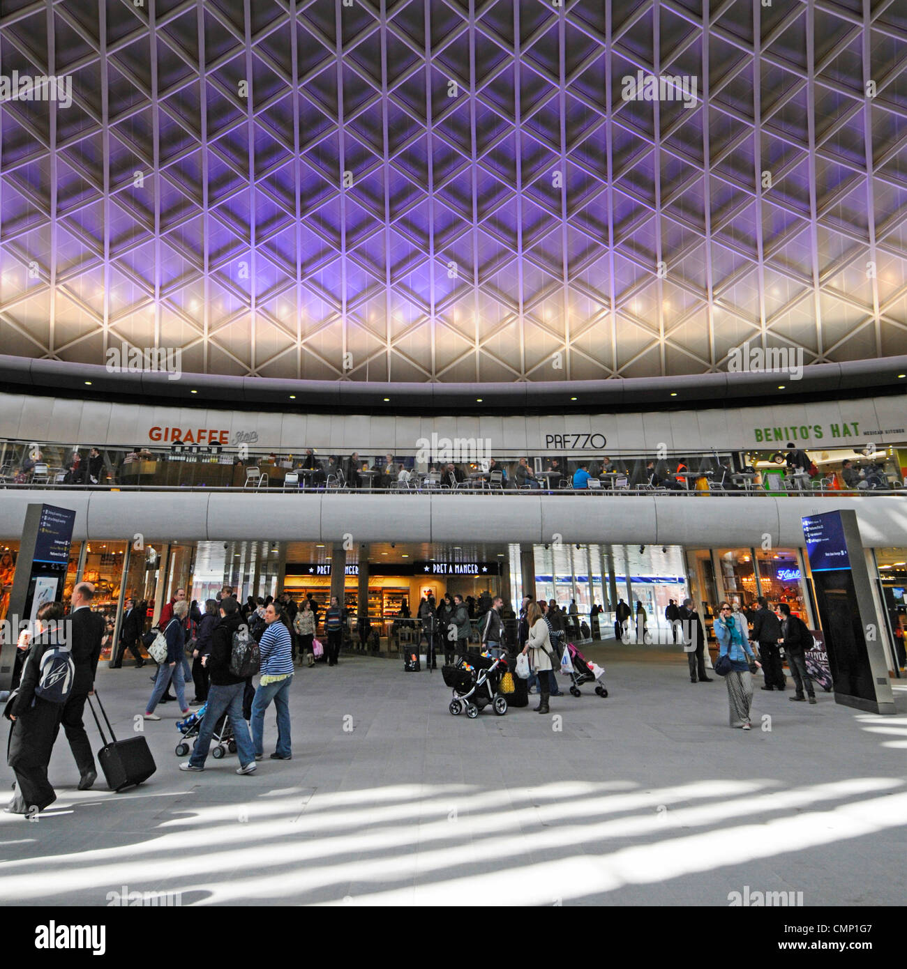 La gare de Kings Cross hall de départ avec mezzanine et des structure de toit lumineux Banque D'Images